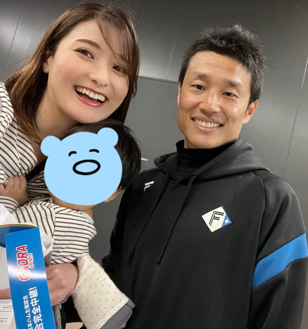 高橋麻美さんのインスタグラム写真 - (高橋麻美Instagram)「． ． 村田和哉さん⚾️  福島ホープスの応援に行ったときは 私との写真だけ笑顔を見せない村田さんでしたが…😗 今回はにっこにこで 抱っこさせて と子どもと遊んでくれました😆  我が子は村田さんをお友達認定したのか 芝に解き放つとすかさず走って行くほど懐いてました😁😁🤭  見つめ合ってきゃっきゃと笑う2人☺️ お気に入りの写真が増えました☺️  #エスコンフィールド北海道#ファイターズ#村田和哉 #北海道日本ハムファイターズ#lovefighters #福島ホープス#1歳#1歳児#Fビレッジ #北広島#野球#baseball#野球選手#51#外野手」5月9日 18時00分 - charmy421