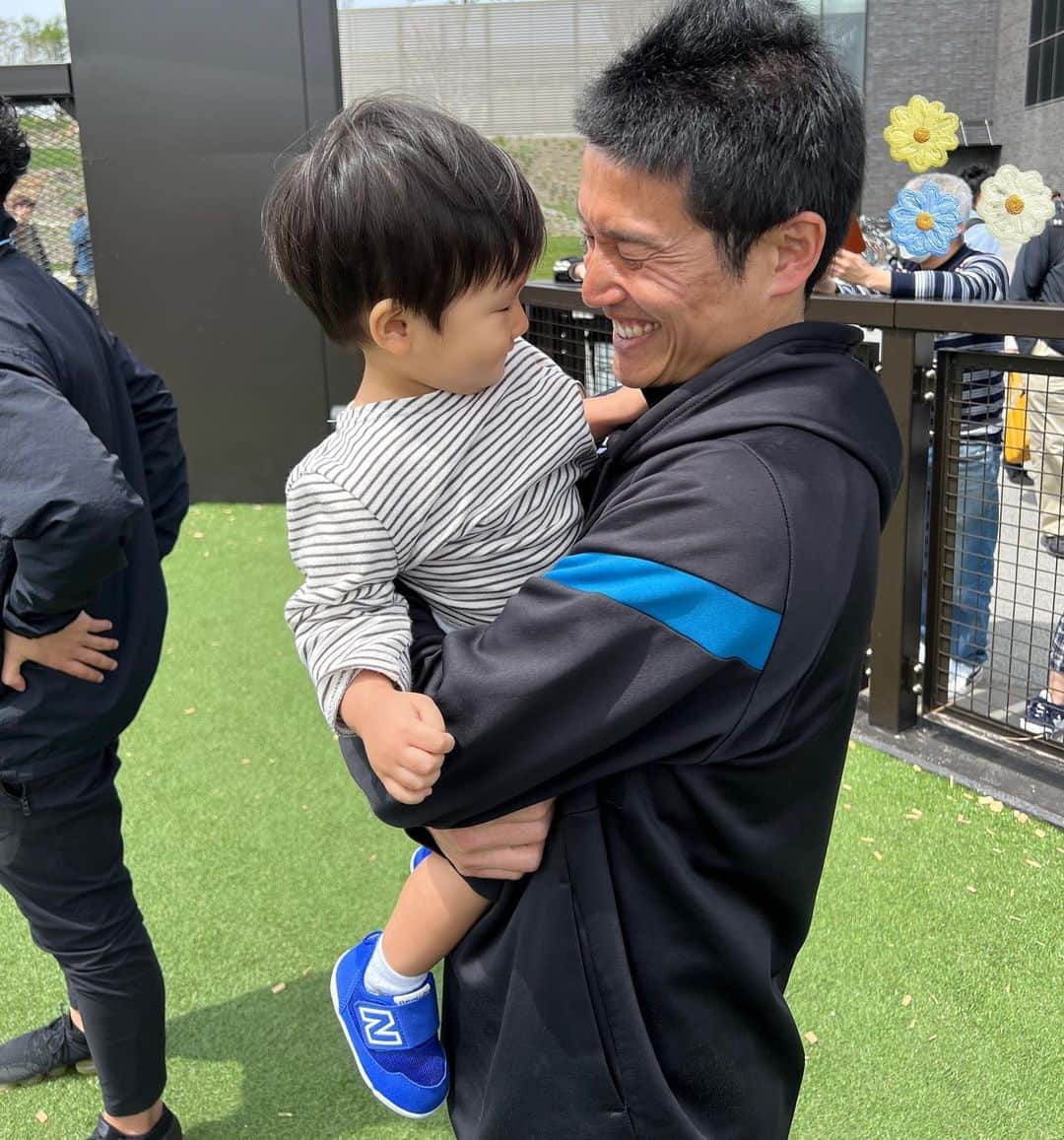 高橋麻美のインスタグラム：「． ． 村田和哉さん⚾️  福島ホープスの応援に行ったときは 私との写真だけ笑顔を見せない村田さんでしたが…😗 今回はにっこにこで 抱っこさせて と子どもと遊んでくれました😆  我が子は村田さんをお友達認定したのか 芝に解き放つとすかさず走って行くほど懐いてました😁😁🤭  見つめ合ってきゃっきゃと笑う2人☺️ お気に入りの写真が増えました☺️  #エスコンフィールド北海道#ファイターズ#村田和哉 #北海道日本ハムファイターズ#lovefighters #福島ホープス#1歳#1歳児#Fビレッジ #北広島#野球#baseball#野球選手#51#外野手」