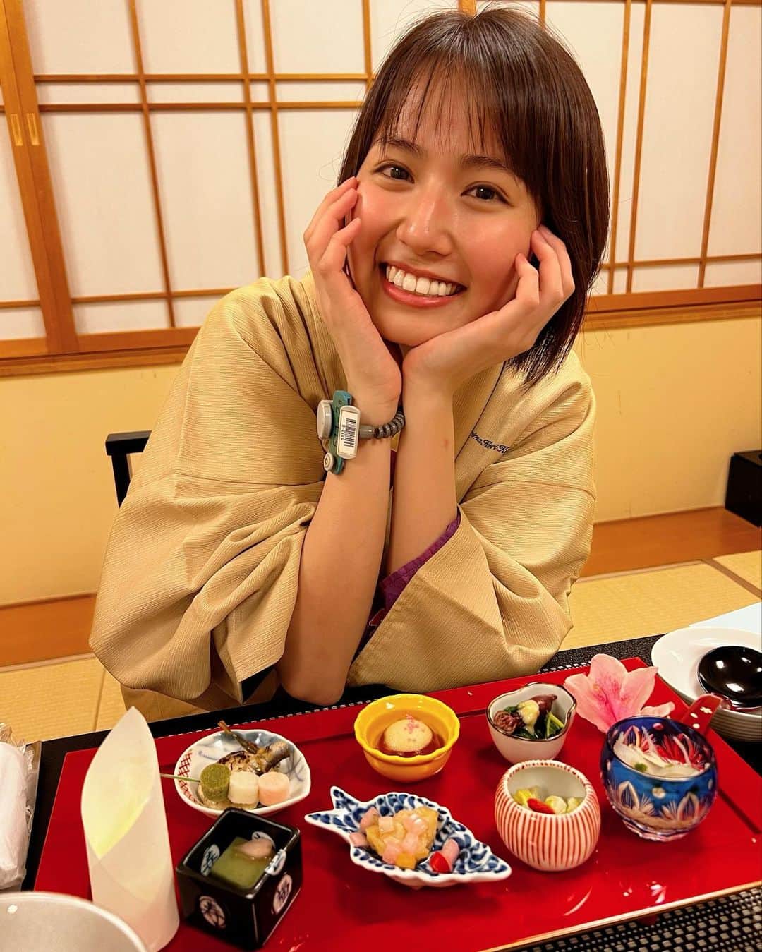 のインスタグラム：「・  神戸の有馬きらり温泉♨️ とってもとっても素敵な旅館でした！！ #有馬きらり   お部屋も、ご飯も、温泉も沢山種類があってスタッフの方々も優しくて本当に大満足やったぁ♡  神戸って来る事ほとんどなかったけど、沢山エンジョイできて好きになっちゃいました🤩  ・  TikTokも沢山撮ったけん、楽しみに待っとってくださいね🥰  ・  お酒を飲み過ぎました。🤫笑」