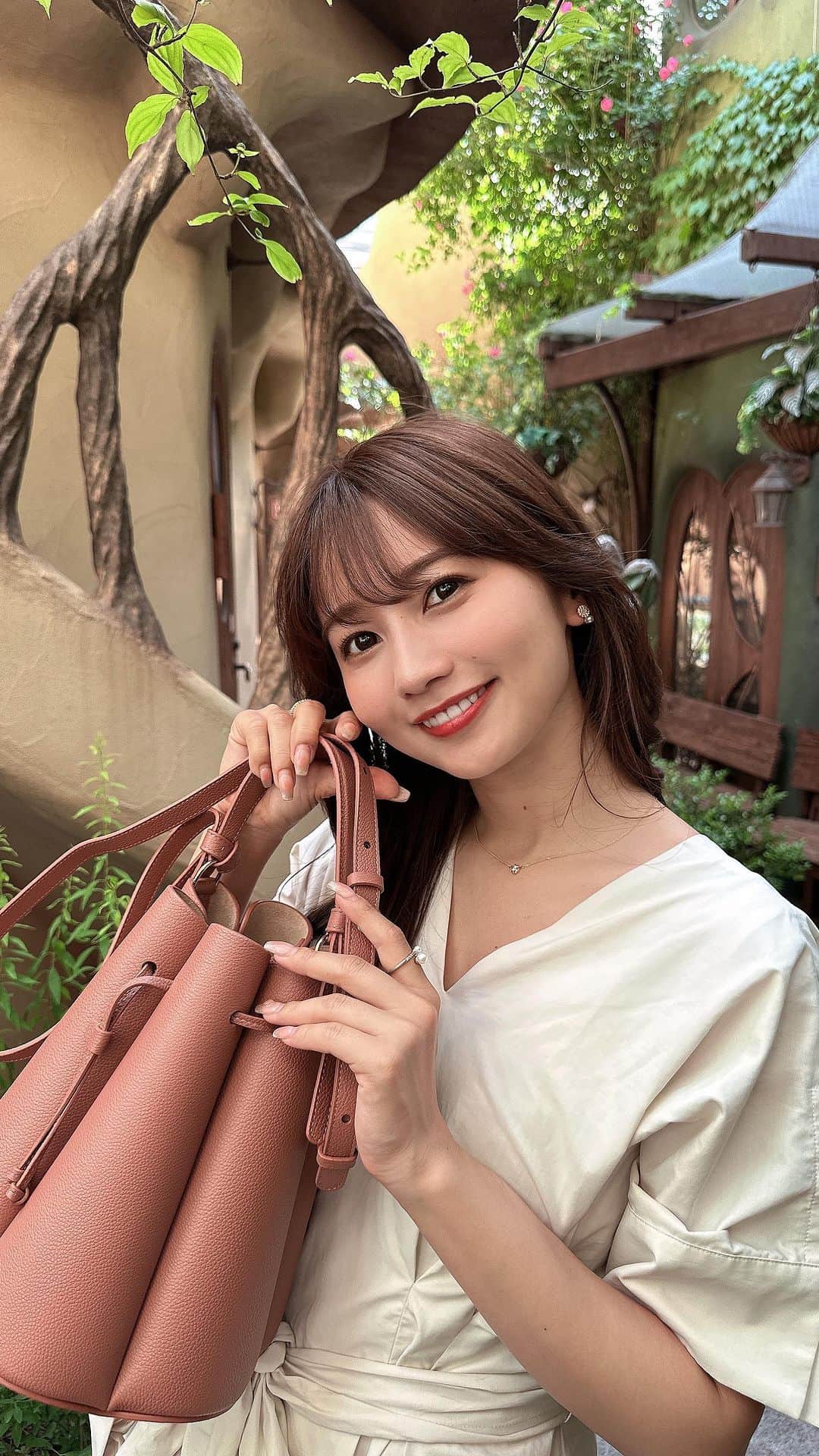 細沼紗花のインスタグラム：「.  @polene_paris …👜♡ なんとも絶妙なピンクカラーが可愛いの！！  . #poleneparis#polene」