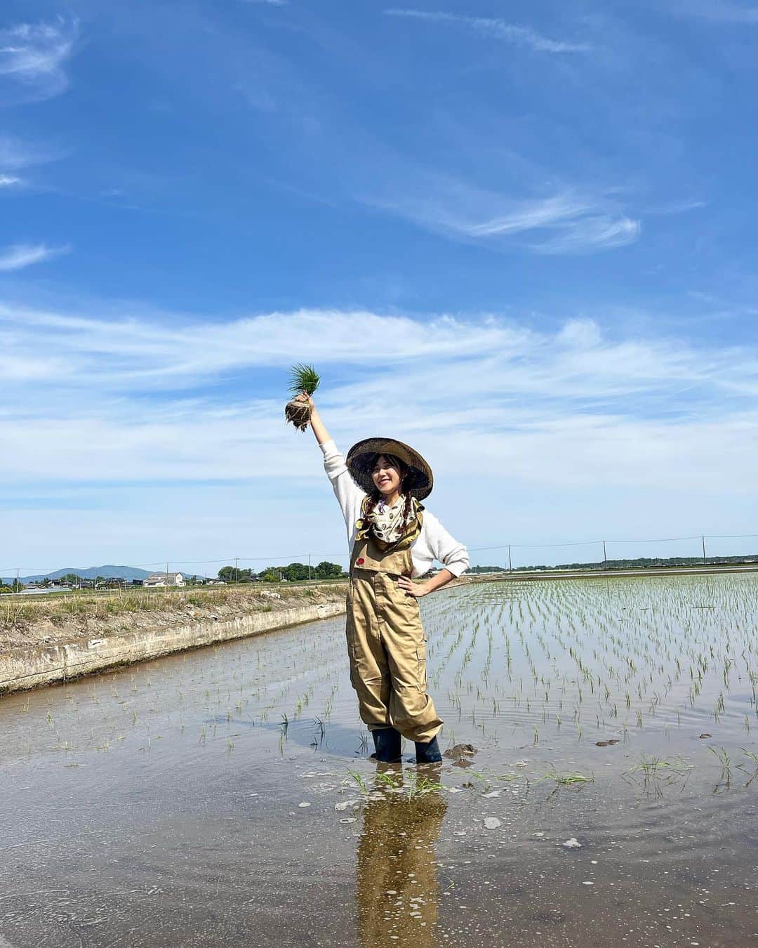 Moka さんのインスタグラム写真 - (Moka Instagram)「農ガール🍙  先日撮影で人生初の田植え体験をしてきました。  @karibefarm @yuutakaribe   全く知らなかった田んぼのことがたくさん聞けて楽しかった〜！！  お米を作ってくださってる方々に感謝🙏🏻  私がモデルをさせていただいている下妻の魅力を発信するフリーペーパーShimotsuma FREEpERがただいまクラファン中です！  残り約2週間。  わたし自身昔から地方創生に興味があり、まだあまり知られていない地方の魅力が少しでも全国はたまた全世界に広まればいいなと思っています。  撮影や旅行で全国各地に行くことがあり、現地の方に「こんな何もないところに...」と言われるんですが、東京の中野という都会に生まれたわたしだからこそ田舎に行くと、みなさんの言う「何もない」が素晴らしく感じます🫶🏻  現地では当たり前とされているなんともない景色が、私には美しく見えて「勿体無い！もっと知られるべき！」と思うことが多々あります。  編集長と同じく下妻出身でも何でもないわたしですが、常総線が走る田園風景、レトロで素朴な可愛い街並み、ほっこりな魅力がたっぷりの下妻が好きです🥴  クラファン参加は↓のプロフィールのURLより。  @shimotsuma_freeper   是非ご協力のほどよろしくお願い致します！  #フリーモデル #フリーランスモデル #広告モデル #イメージモデル #撮影 #撮影モデル #撮影依頼受付中 #撮影依頼募集中 #インフルエンサー #インスタグラマー #カタログモデル #地方創生 #下妻 #下妻市 #茨城 #茨城県 #茨城観光 #観光大使 #下妻フリーパー #下妻FREEpER #農ガール #農業女子 #田植え #田植えガール #作業着女子 #作業着コーデ #作業服女子 #作業服コーデ」5月9日 18時01分 - moka_030n