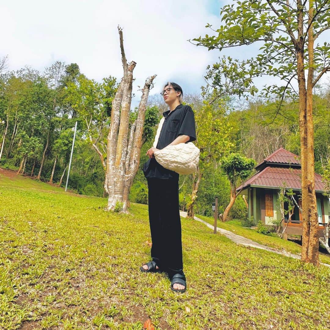 BamBam のインスタグラム：「Keep it cool even in jungle😎 @carlynbag #광고」