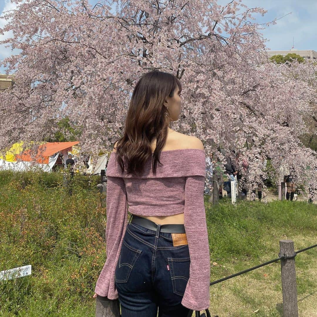 栗田楓のインスタグラム：「鶴舞公園🌸(ツルマコウエン) 名古屋のお花見スポットといえばココらしい！！ たくさん人が集まってました♡  #お花見 #鶴舞公園 #公園 #イベント好きな人と繋がりたい」