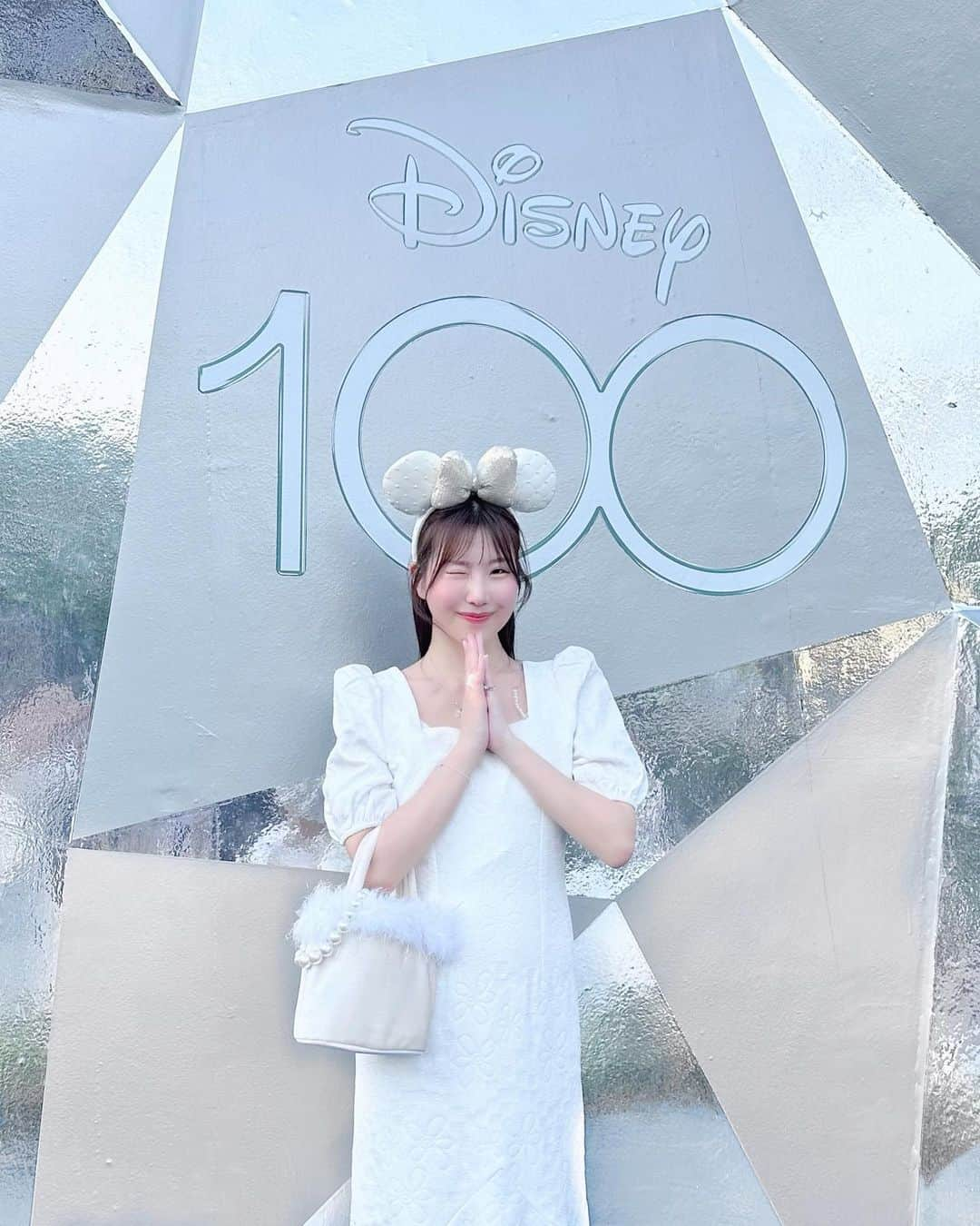 月森世菜さんのインスタグラム写真 - (月森世菜Instagram)「Disney village 100♡  去年からいつ開催されるのか ずっとチェックしていたので 開催中に行けてよかったです♡  ランドのようなレストランやアトラクションはなかったけど バンコクでディズニーの雰囲気を 楽しめる事が素敵でした🤍🪽  ♡  #bangkok #thailand #バンコク旅行 #タイ #タイ旅行 #ディズニー #ディズニーコーデ #旅行好きな人と繋がりたい #旅行コーデ #riverfront #asiatique #Disney #ホワイトコーデ #フレンチガーリー #オールホワイト」5月9日 18時02分 - seina.tsukimori