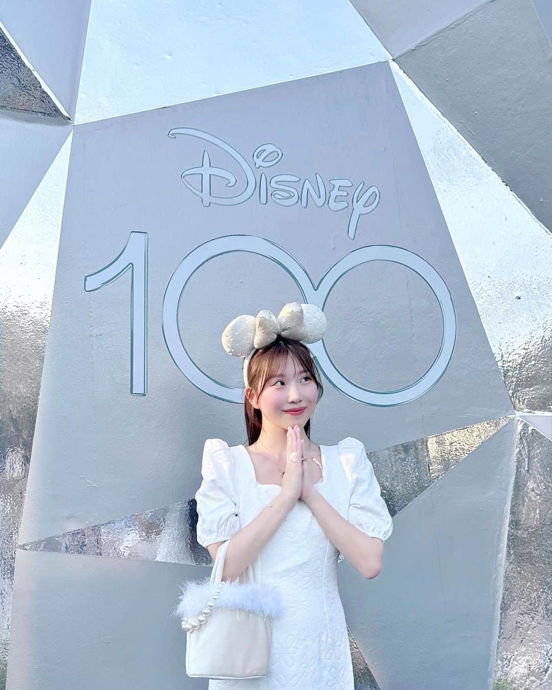 月森世菜さんのインスタグラム写真 - (月森世菜Instagram)「Disney village 100♡  去年からいつ開催されるのか ずっとチェックしていたので 開催中に行けてよかったです♡  ランドのようなレストランやアトラクションはなかったけど バンコクでディズニーの雰囲気を 楽しめる事が素敵でした🤍🪽  ♡  #bangkok #thailand #バンコク旅行 #タイ #タイ旅行 #ディズニー #ディズニーコーデ #旅行好きな人と繋がりたい #旅行コーデ #riverfront #asiatique #Disney #ホワイトコーデ #フレンチガーリー #オールホワイト」5月9日 18時02分 - seina.tsukimori