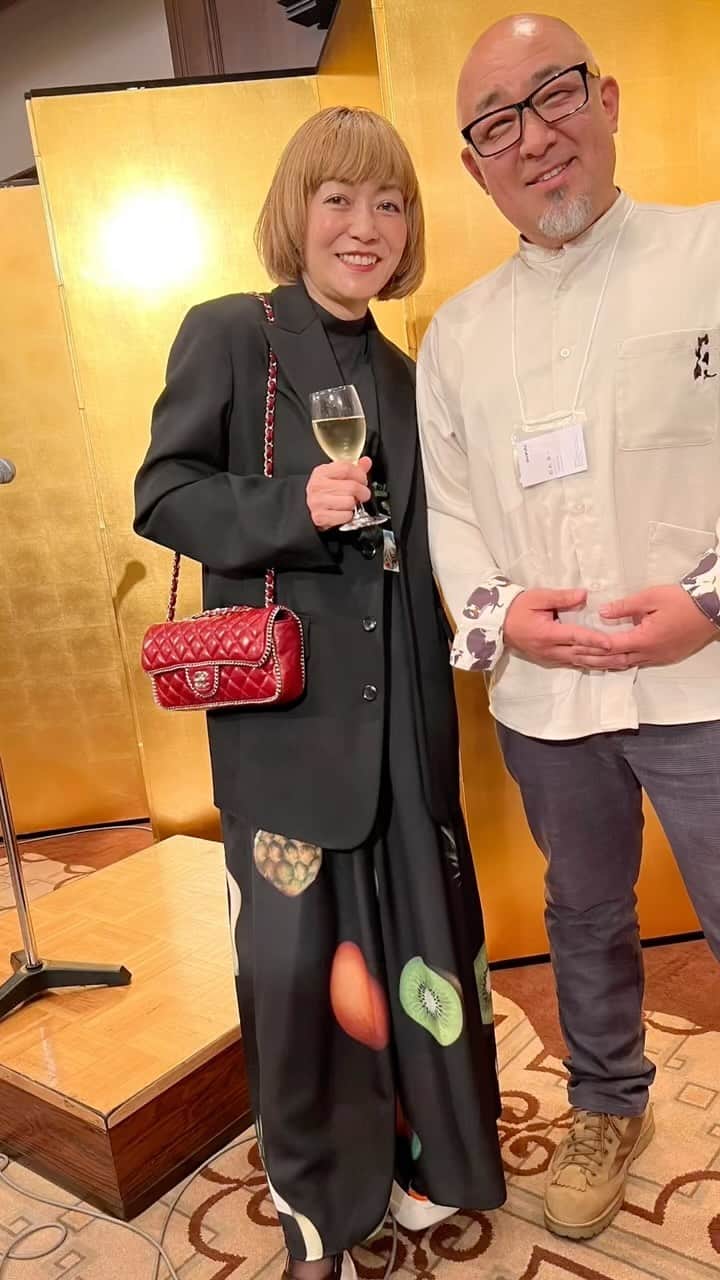 松尾たいこのインスタグラム：「《私の大切な友人が覚悟を決めて始めたこと😆》私を見守り、成長させてくれる大切な人たち。その1人がくまひげさん。  出会ったのは15年前かな。その頃の私は全てに自信がなく体も弱く、そして何よりも子供の頃から続く「死んだら無になる怖さ」を心に抱えていました。  そんな時、彼に出会い、旅をしたりお話をしたりする中で、「自分は1人ではない」「見守られつながっている」そんな思いが自然と湧き上がり、どんどん自分を好きになり笑顔が増え元気になりました。  今回の「かざひの文庫10周年パーティ」でも緊張せず笑顔でご挨拶できるまでに😆  以前のすぐに緊張して手足が震える私とは別人です✌️  そして今回のパーティで、彼から以前「ロックさん（かざひの文庫代表）は、たいこさんを導いてくれる人です」って言われたことを思い出しました。  確かに、ロックさんのおかげで伊勢神宮や出雲大社を周り古事記に興味を持ち、何冊も本を出させていただき、私の作る作品もそんな影響を受けて表現の幅が広がりました。  いやあ本当に私は人に恵まれています。  さて、そんなくまひげさんが、自分のことを全て曝け出す覚悟でスタートしたブログ👇 「おりられオジさん（くまちゃん）」 https://note.com/orilare  元々「神様の存在」や「不思議な出来事」などは一切信じていなかった私。  なので長い付き合いになる私も、彼の特異体質についてはどう説明したらよいのかわからないです😅  ただ以前彼と一緒の時に不思議な体験をした時、「自分たちの考えも及ばない大きな力は存在していて人生を見守ってくれている。だから魂を磨かなきゃ。」と思いました。  そんな私みたいな人にも、とっても心に響くすばらしいブログとなっていますので、ぜひ読者の1人になって欲しいです😊  ※私の作品への質問やお問い合わせはお気軽に⠀ ⠀ 「見えないけれど　つながっている」⠀ 「会えないからこそ　いとおしい」⠀ 森羅万象・花鳥風月・四元素(五元素)・二十四節気など日本をテーマに作品を作っています。⠀ この絵の中にもつながりを。⠀ ⠀ #japaneseartist #liveintokyo #myartwork #lovejapan #modernart #modernartist #contemporaryartist  #loveny #lovehongkong #lovetaiwan #lovesingapore #lovekorea」