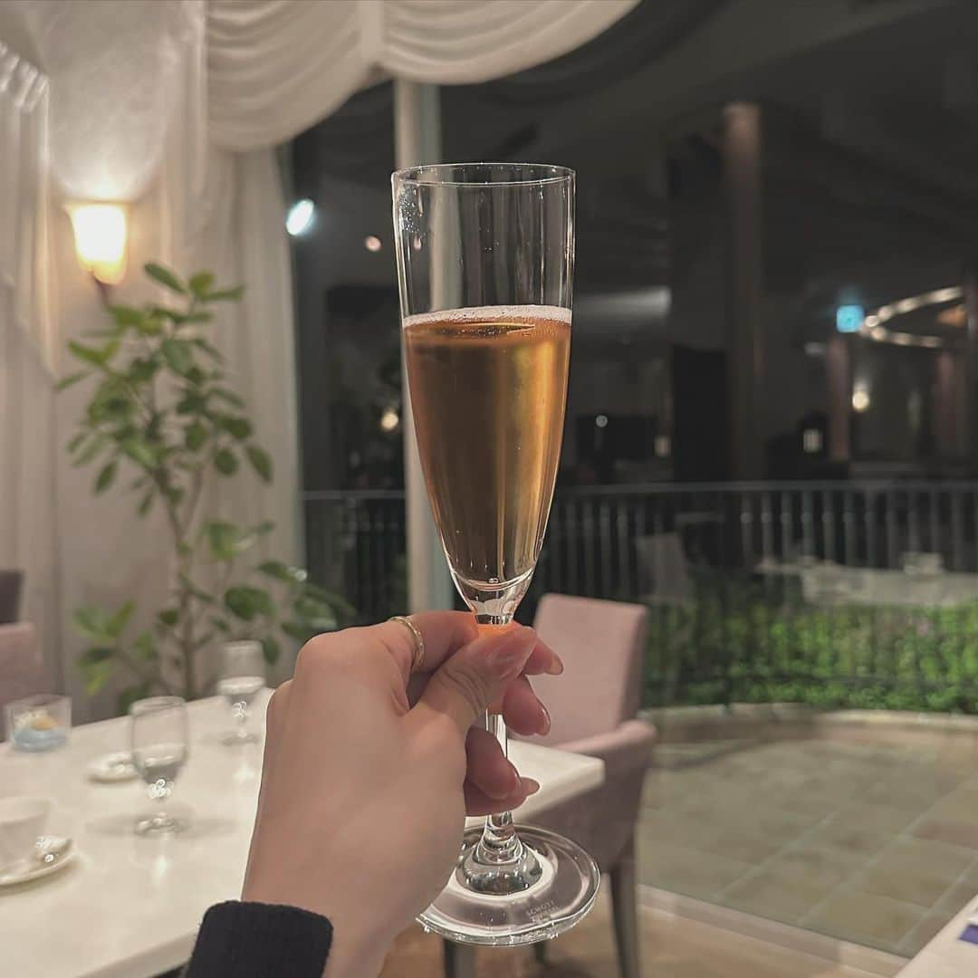 栗田楓のインスタグラム：「実はノンアルっていうね…🍾(笑)  #シャンパン #champagne  #ホテルディナー #旅行好きな人と繋がりたい」