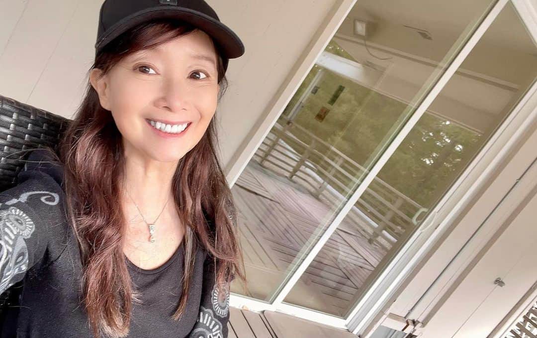 アグネス・チャンのインスタグラム：「来到加州了。野花盛開，很迷人。今天和電視台工作人員會合。晚上吃了豐富的晚餐。明天開始明攝了。 今早大兒子接我機。晚上三兒子趕來和我們吃飯。他們雖然工作忙碌，也盡量陪伴我，真乖💕💕 已經覺得長途跋涉也沒有白費，很開心。不求其他了😅。 但當然希望拍攝一切順利💓 工作完成後可以和孫女，媳婦聚々天倫。加油，加油！媽媽加油！」