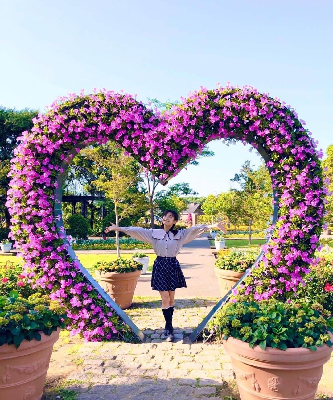 野澤しおりのインスタグラム：「今日で、12歳 になりました。 誕生日を迎えるたびに 次は もっと しっかりするぞ！と 思っているのですが、なかなか そのようには ならなくて のんびりしてるので、今回こそは、6年生らしく しっかりと充実した一年を過ごしたいと思います♪  いつも 応援していただき  本当に ありがとうございます😌   #12歳誕生日 #小学6年生 #野澤しおり」