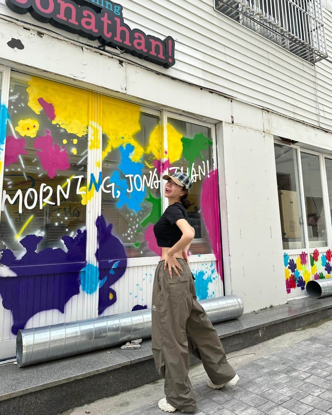 ベイビーリオンのインスタグラム：「. 🩷💛💚💜💙🖤 ショート丈×ダボめ な感じが好きーっ  いっぱい服買った‼︎ . #私服 #私服コーデ  #スポーティーコーデ  #ootd #newbalance」