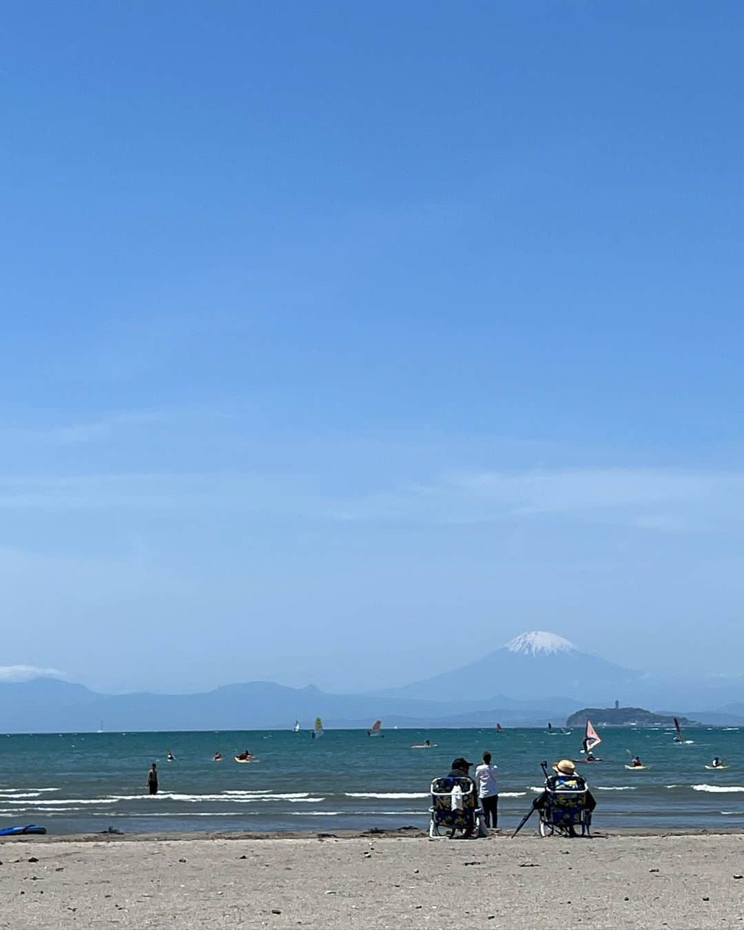 安田華乃さんのインスタグラム写真 - (安田華乃Instagram)「目の前に大きな富士山見えて 景色最高なのに、強風すぎた日🥲🌬️  さっと履けるボリュームサンダル 探してて、ドンピシャの見つけた🩶 @charleskeith_jp  の クッション性抜群だから疲れない!!  今週末は母の日ってことで、 charleskeithでは、 期間限定で無料ギフトラッピング行っているそうです🥀 （5/15(月)AMまで※店舗は5/14(日)まで）  母の日ギフトまだ決めてなーいって方、 可愛いバッグや靴がたくさんあるので ぜひ覗いてみてねっ👡  #逗子海岸 #zushibeach  #CharlesKeithSS23 #ImwithCharlesKeith #チャールズアンドキース」5月9日 18時15分 - nanochuuun_
