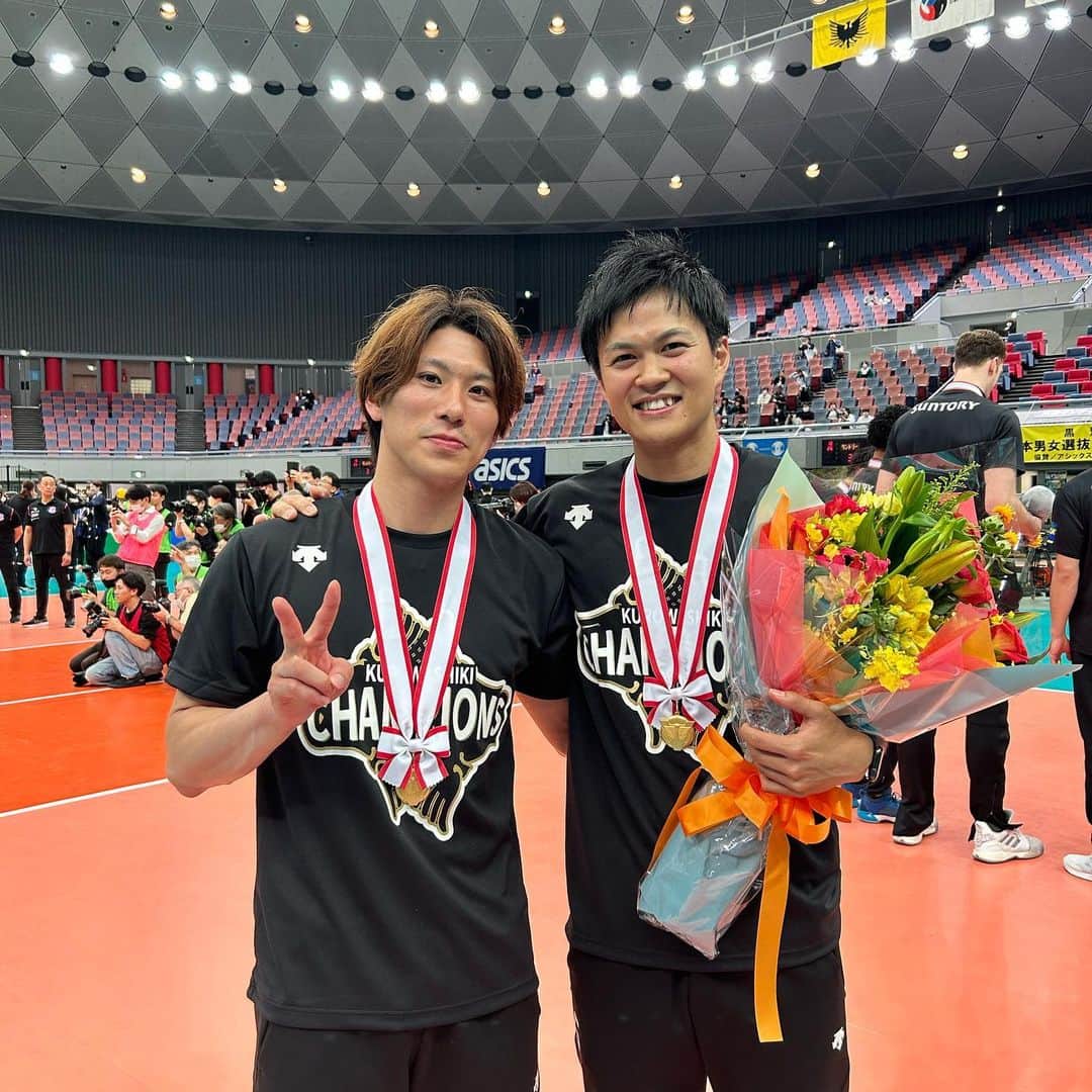 市川健太さんのインスタグラム写真 - (市川健太Instagram)「黒鷲旗🏆  優勝という経験はなかなかできない貴重なものです。 僕にとっては、出場して勝ち取った黒鷲旗優勝は今シーズンで1番大きなものでした。 6日間という短期決戦ではありましたが、ウルドを信じて応援してくださった方ありがとうございました🤝 山近さん伏見さんお疲れ様でした。 ふみくん写真撮り逃した〜😭  一誠さんへ 強くて優しくて熱い一誠さんが敵にいるとかなり嫌です。いつかまた同じチームでバレーボールやりたいです🤝ということでキャンプ連れて行ってください😊」5月9日 18時20分 - n1k0n1k0.0406