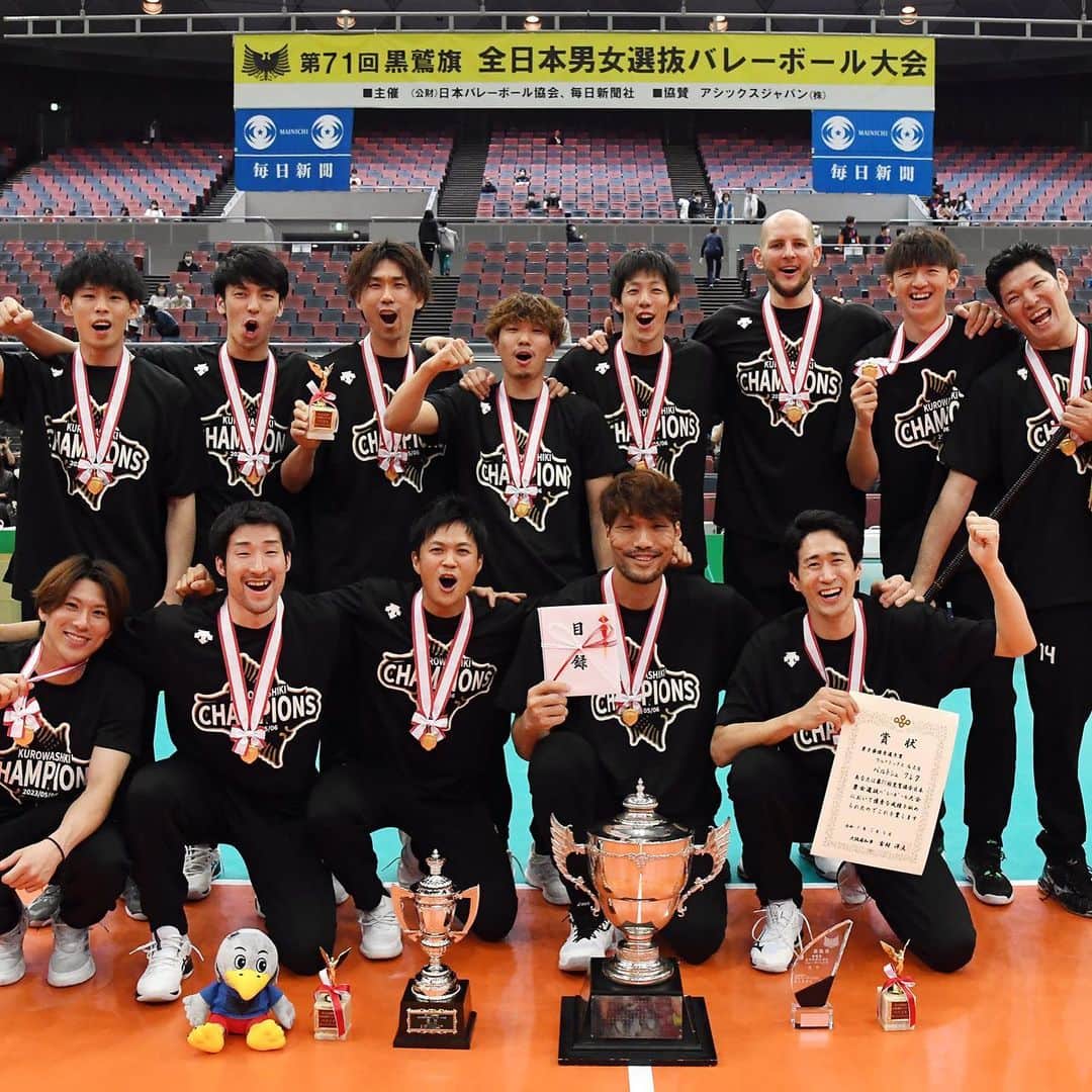 市川健太さんのインスタグラム写真 - (市川健太Instagram)「黒鷲旗🏆  優勝という経験はなかなかできない貴重なものです。 僕にとっては、出場して勝ち取った黒鷲旗優勝は今シーズンで1番大きなものでした。 6日間という短期決戦ではありましたが、ウルドを信じて応援してくださった方ありがとうございました🤝 山近さん伏見さんお疲れ様でした。 ふみくん写真撮り逃した〜😭  一誠さんへ 強くて優しくて熱い一誠さんが敵にいるとかなり嫌です。いつかまた同じチームでバレーボールやりたいです🤝ということでキャンプ連れて行ってください😊」5月9日 18時20分 - n1k0n1k0.0406