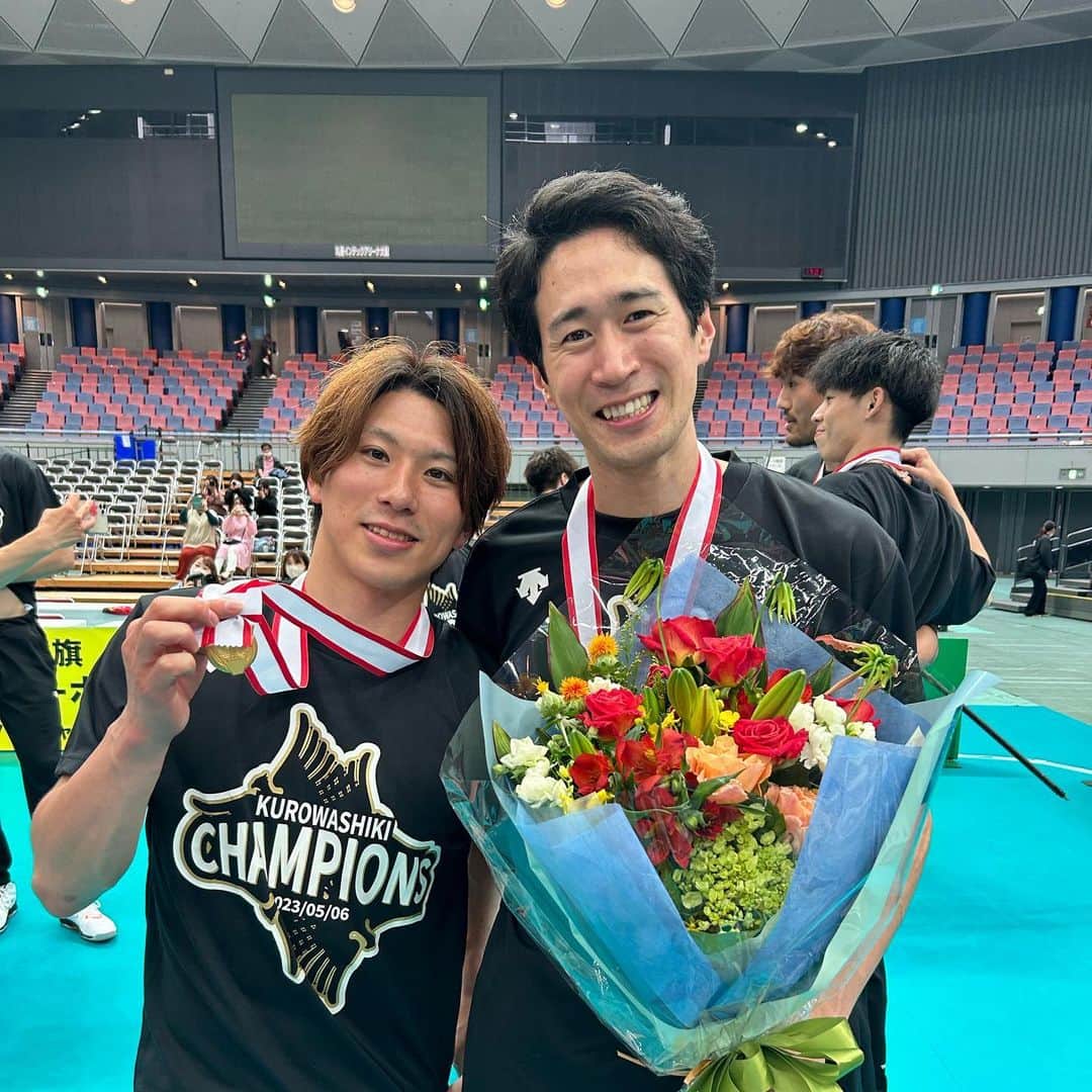 市川健太さんのインスタグラム写真 - (市川健太Instagram)「黒鷲旗🏆  優勝という経験はなかなかできない貴重なものです。 僕にとっては、出場して勝ち取った黒鷲旗優勝は今シーズンで1番大きなものでした。 6日間という短期決戦ではありましたが、ウルドを信じて応援してくださった方ありがとうございました🤝 山近さん伏見さんお疲れ様でした。 ふみくん写真撮り逃した〜😭  一誠さんへ 強くて優しくて熱い一誠さんが敵にいるとかなり嫌です。いつかまた同じチームでバレーボールやりたいです🤝ということでキャンプ連れて行ってください😊」5月9日 18時20分 - n1k0n1k0.0406