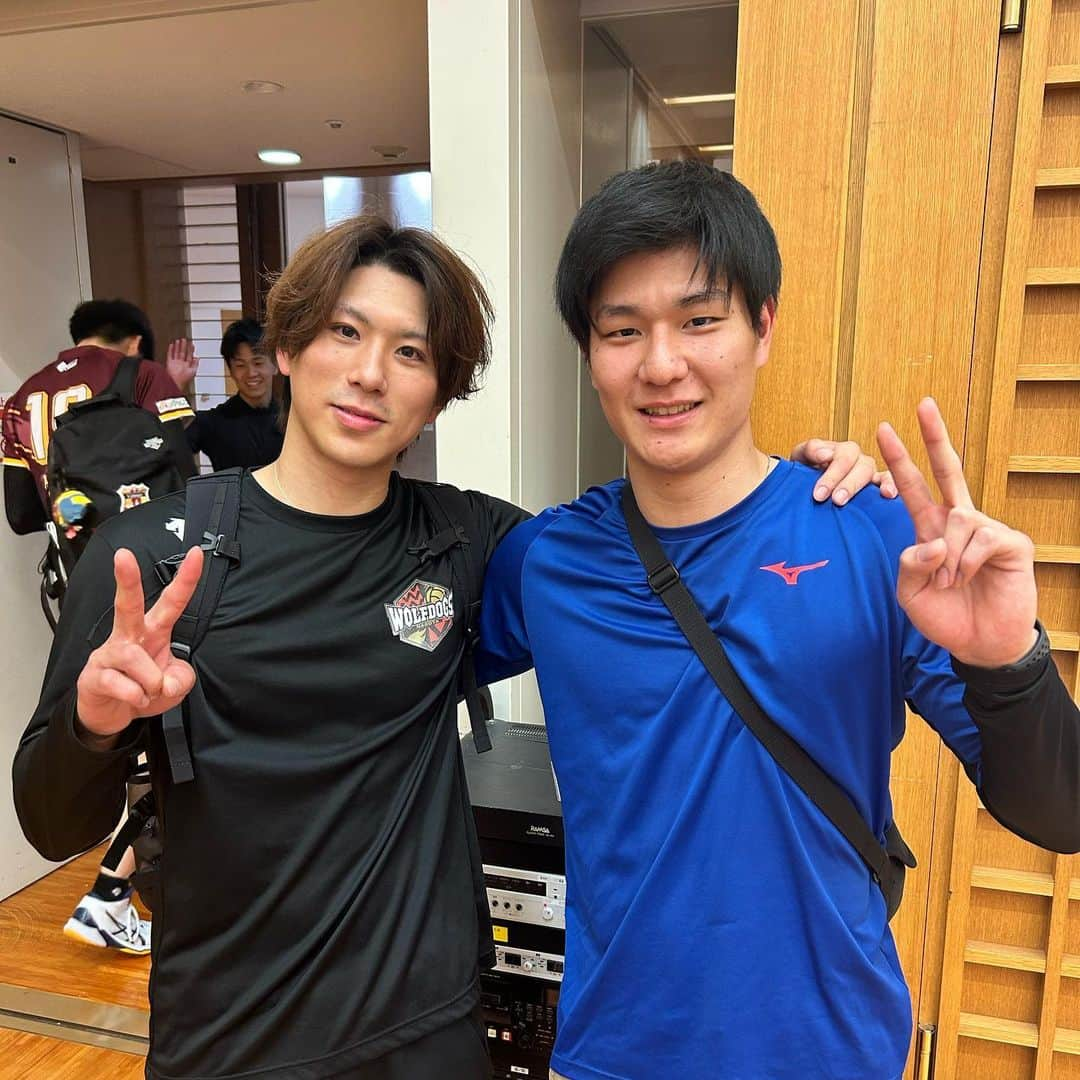 市川健太さんのインスタグラム写真 - (市川健太Instagram)「黒鷲旗🏆  優勝という経験はなかなかできない貴重なものです。 僕にとっては、出場して勝ち取った黒鷲旗優勝は今シーズンで1番大きなものでした。 6日間という短期決戦ではありましたが、ウルドを信じて応援してくださった方ありがとうございました🤝 山近さん伏見さんお疲れ様でした。 ふみくん写真撮り逃した〜😭  一誠さんへ 強くて優しくて熱い一誠さんが敵にいるとかなり嫌です。いつかまた同じチームでバレーボールやりたいです🤝ということでキャンプ連れて行ってください😊」5月9日 18時20分 - n1k0n1k0.0406