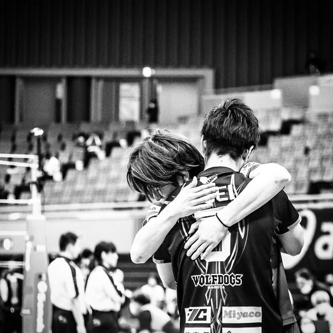 市川健太さんのインスタグラム写真 - (市川健太Instagram)「黒鷲旗🏆  優勝という経験はなかなかできない貴重なものです。 僕にとっては、出場して勝ち取った黒鷲旗優勝は今シーズンで1番大きなものでした。 6日間という短期決戦ではありましたが、ウルドを信じて応援してくださった方ありがとうございました🤝 山近さん伏見さんお疲れ様でした。 ふみくん写真撮り逃した〜😭  一誠さんへ 強くて優しくて熱い一誠さんが敵にいるとかなり嫌です。いつかまた同じチームでバレーボールやりたいです🤝ということでキャンプ連れて行ってください😊」5月9日 18時20分 - n1k0n1k0.0406