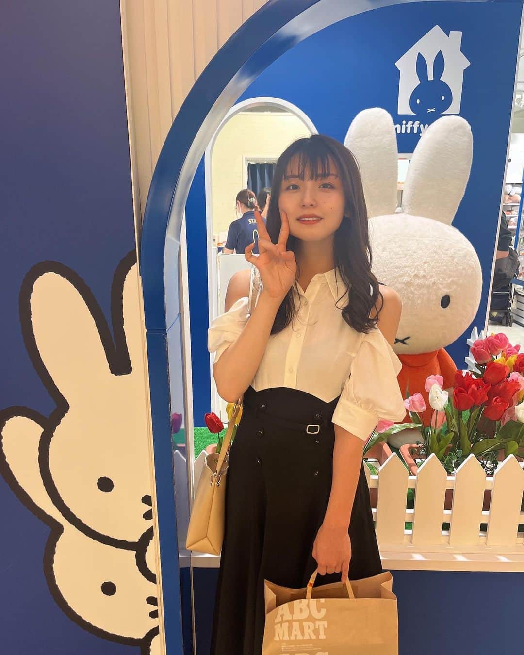 竹本茉莉のインスタグラム：「. 新しいワンピース買ったよーってTwitterに載せたら褒めてもらえたのでインスタにも載せよ😌 ミッフィー見つけたので友達が撮ってくれました🐰(なのにミッフィー隠してる)」