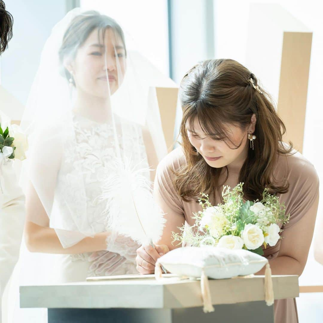 The 33 Sense of Weddingさんのインスタグラム写真 - (The 33 Sense of WeddingInstagram)「*** アッシャー&ブライズメイド  新郎新婦様の大切なご友人が アッシャーとブライズメイドで登場  おふたりの結婚証明書に代表署名を...🪽  大切な方に囲まれた空間はとても素敵です🤝🏻🩵  — 地上160mの天空ウェディング🕊  ブライダルフェアのご予約は 【@the_33_sense_of_wedding 】の プロフィール【URL】より✔️  —  #the33senseofwedding #ザサーティースリー #梅田結婚式場 #大阪結婚式 #結婚式梅田  #結婚式場大阪#プレ花嫁 #式場見学 #結婚式場探し#結婚式準備#プレ花嫁 #式場見学 #結婚式場探し#結婚式準備#ウェディング#wedding#アッシャー#グルームズマン#ブライズメイド」5月9日 18時27分 - the_33_sense_of_wedding