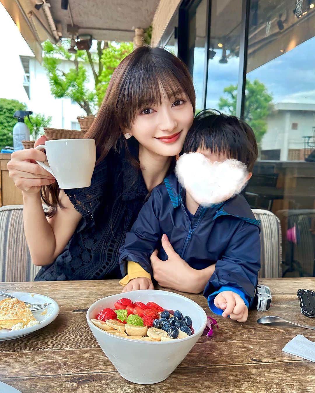 加藤瑠美さんのインスタグラム写真 - (加藤瑠美Instagram)「スクール後に寄り道👦🏻🍓 息子は大好きなフルーツが乗ったアサイーボウルを🥣 ほとんど1人で食べていた…寒くなかったかい？🥶  私のお洋服は @drwcys_official のセットアップです🖤 子供と出掛ける時は汚れが気になるのでブラックが多め🐦‍⬛ レースやフレアスリーブ、襟もついているから可愛らしく着られてお気に入り🪡 リニューアルしたDRWCYS、なんと1万円以下のリーズナブルなアイテムが増えていた…🫨 素材も良いしデザインも可愛くて嬉しい🫶  setup @drwcys_official #drwcys  shoes @room_rakuten  #coordinate#ootd#Japanese#rubi_fashion#東京ママ#年子ママ#ママコーデ」5月9日 18時24分 - katorubi