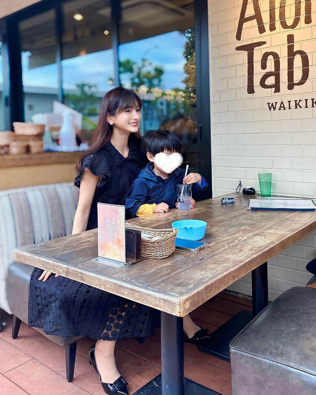 加藤瑠美のインスタグラム：「スクール後に寄り道👦🏻🍓 息子は大好きなフルーツが乗ったアサイーボウルを🥣 ほとんど1人で食べていた…寒くなかったかい？🥶  私のお洋服は @drwcys_official のセットアップです🖤 子供と出掛ける時は汚れが気になるのでブラックが多め🐦‍⬛ レースやフレアスリーブ、襟もついているから可愛らしく着られてお気に入り🪡 リニューアルしたDRWCYS、なんと1万円以下のリーズナブルなアイテムが増えていた…🫨 素材も良いしデザインも可愛くて嬉しい🫶  setup @drwcys_official #drwcys  shoes @room_rakuten  #coordinate#ootd#Japanese#rubi_fashion#東京ママ#年子ママ#ママコーデ」