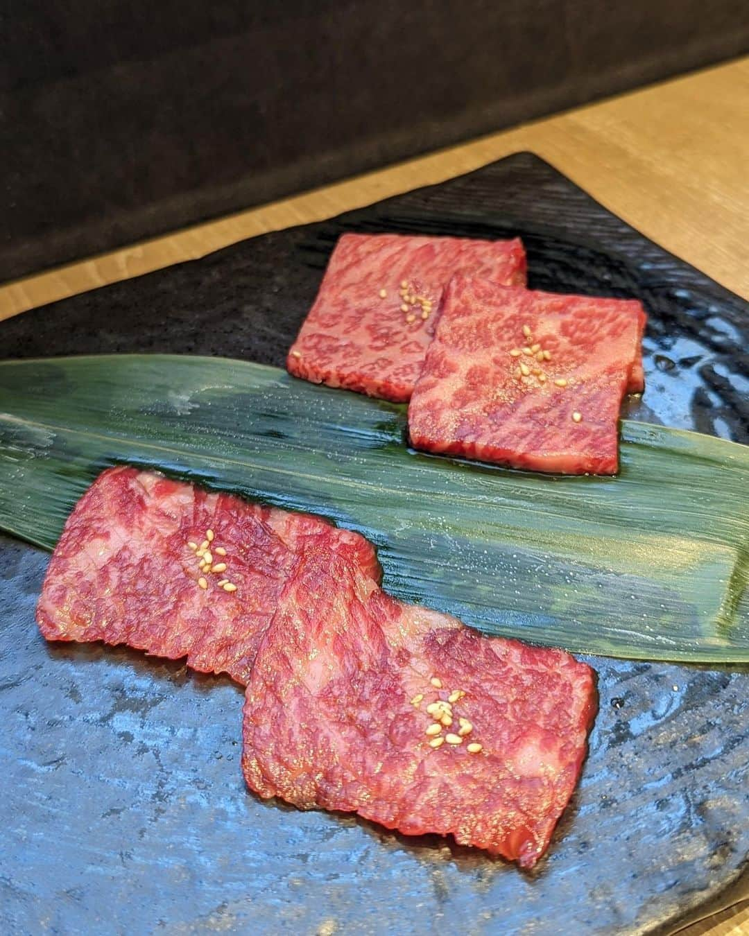 大見さなえさんのインスタグラム写真 - (大見さなえInstagram)「期間限定！焼肉コラボコース🐃🥩🔥 恵比寿 焼肉よいん×たべめぐみの 2ヶ月間限定のコラボコース始まります！！ 5月15日(月)〜7月14日(土) ⁡ 【恵コース】 9,900円(税込) ⁡ お肉尽くしのコース！ 昆布〆牛タン、卵黄をお肉で巻いたらんら巻き お肉×たくあんの釜飯など🍚 新感覚で食べてみたい！お料理を考案しました✨ ⁡ ユッケには福岡出身で同じ地元の 糸島"つまんでご卵"を使用🍳 食いしん坊さんにはカツサンド倍盛りがオススメ🥪 ⁡ テンション上がるような見た目と味わいの焼肉を 1人でも多くの人に体験してもらえると嬉しいです☺️💓 ⁡ 恵コース📝 •前菜3種盛り •粗とろユッケ　〜つまんでご卵〜 •昆布〆牛タン2種 •らんらん巻き •よいん特選カツサンド 〜ホースラディッシュかけ〜 ☆＋1,100円(税込)でカツサンド倍盛り可能 •和牛希少部位 2種 •肉タク釜飯(土鍋) ☆＋550円でいくら追加可能 •本日のデザート ーーーーーーーーーーーーーーーーーーーーーー エリア　　恵比寿 営業時間　17:00～24:00 　　　　　日曜営業 予約方法　食べログネット予約か 　　　　　電話で"恵コース"とお伝えください✨ (前日までだとご用意しやすいです！) ーーーーーーーーーーーーーーーーーーーーーー ⁡ 【粗とろユッケ 〜つまんでご卵〜】 粗めのゴロッとした食べ応えと、細かくとろける2種のコンビネーションを楽しめるユッケ。 ⁡ 卵は福岡糸島の"つまんでご卵"を使用しており 指でつまめるほどの鮮度の良さと濃厚な味わい。 ⁡ 【昆布〆牛タン】 昆布の上で寝かせたタンは旨味たっぷり！ さらにおぼろ昆布をのせて。 噛むほどに凝縮した旨味がじわじわ溢れ出してくる。 ⁡ 【らんらん巻き】 卵黄をお肉で巻いた見た目も可愛い一品！ サッと焼いて中から黄身がトロッととろけ出す味わいがたまらない。 ⁡ 【よいん特選カツサンド 〜ホースラディッシュかけ〜】 肉厚なうちもも肉に、 白味噌を使用した甘みとコクのある自家製ソース✨ しっとりもちもち食感のパンと一緒に！ ⁡ 仕上げにホースラディッシュを降らせて完成。 辛さは控えめなので、たっぷりつけて鼻から抜ける風味を楽しむのもおすすめ！ ⁡ 【肉タク釜飯(土鍋)】 お肉×たくあん！ 牛肉の濃厚な旨味に、たくあんの爽やかな酸味と歯応えがクセになる。 ⁡ お米はつや姫。口当たりや粘り気のバランスが良く、 甘い玉子焼きや、鮮やかなスナップエンドウとも相性抜群。 ーーーーーーーーーーーーーーーーーーーーー #焼肉よいん #コラボコース #恵コース #恵比寿焼肉 #たべめぐみコラボコース #めぐログ_恵比寿 #めぐログ_焼肉 #期間限定グルメ #恵比寿 #映えグルメ #らんらん巻き」5月9日 18時28分 - tabe_megumi