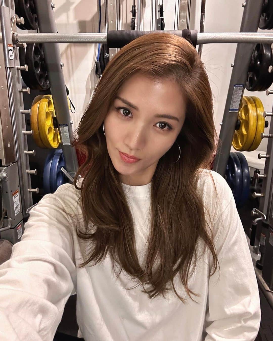 のインスタグラム：「🏋🏻‍♂️🏋🏻‍♂️🏋🏻‍♂️ @takuya_yako  @gajararoppongi  🤸🏻‍♀️🤸🏻‍♀️🤸🏻‍♀️ 週１トレーニング  今回は胸肩周り 肩甲骨もしっかりと 下半身を少し  最中からすでにぷるぷるしてます  終わったあとの顔のすっきり感も相まってか なんだか勇ましい顔つき🤾‍♀️⚡️  ______________________________________________  #love #life #loveislove #workout #ワークアウト #トレーニング #ガジャーラ #六本木」