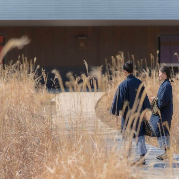 星野リゾート 界の若者旅さんのインスタグラム写真 - (星野リゾート 界の若者旅Instagram)「5月に入り、新緑が目に鮮やかな清々しい季節となりました。 界 霧島では桜島を中心とした絶景を、テラス、露天風呂、客室など館内至る所からご覧いただけます。 過ごしやすい季節になりましたので、ご友人やご家族と、桜島を見ながら憩いのひとときを過ごしてみてはいかがでしょうか。  It is now May, and the fresh green leaves are bright and refreshing to the eyes. At KAI Kirishima, you can enjoy the magnificent view of Sakurajima island from the terrace, open-air bath, guest rooms, and everywhere in KAI Kirishima. Now that the season has become more comfortable, why not relax with friends and family while enjoying the view of Sakurajima?  #星野リゾート #界 #界霧島 #鹿児島 #霧島 #霧島温泉 #温泉 #温泉旅館 #温泉旅行 #hoshinoresorts  #kai #kaikirishima #Japantravel #hotsprings #onsen #ryokan #kagoshima #opensirbath #sakurajima #spurbview」5月9日 18時30分 - hoshinoresorts.kai