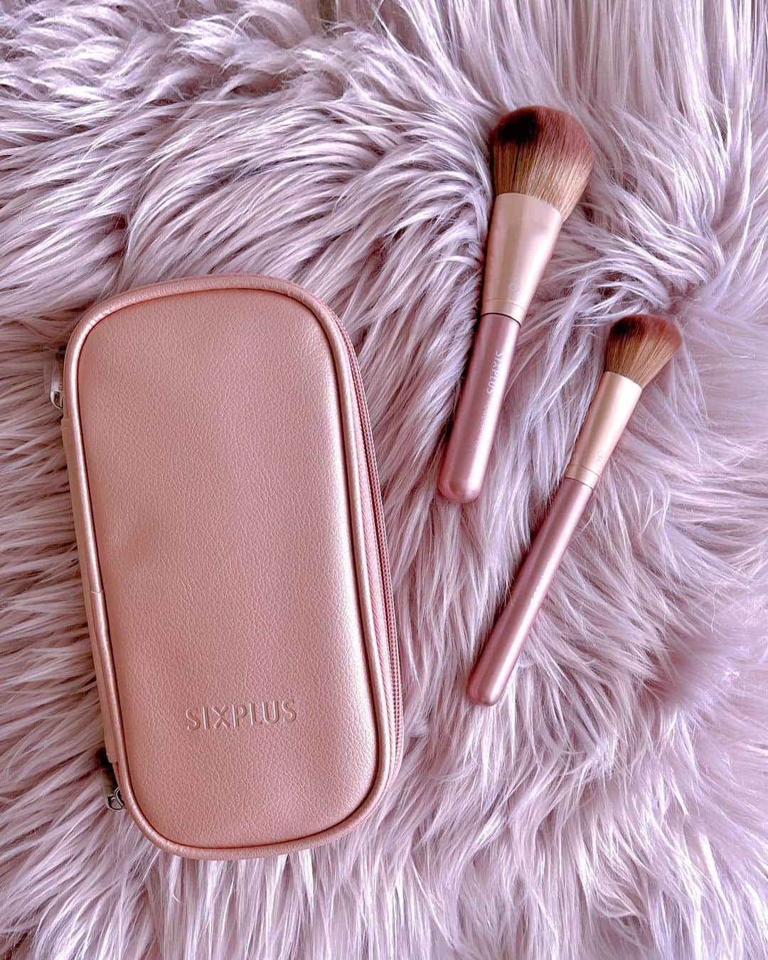 くまくまくまのインスタグラム：「・ 最近よく使う「SIXPLUS」のメイクブラシ8本セット♡ @sixplus_summer @sixpluscosmeticsjapan   シンプルなデザインだけど、可愛い桜色でかつエレガントに見える♡  動物毛なので、柔らくて、肌触り良き、粉含み力優秀👍  コスメの発色がより良くなるし、メイクも簡単になるよん🫶  専用メイクブラシポーチも付いてて、持ち運び便利だし、旅行中にも大活躍できる✈️♪  何より  コスパも良き、期待以上にクオリティ高い❣️  メイクいつも上手くいかないな〜と思ったら、ぜひブラシも変えてみて〜  サプライズあるかもよ💡✨  #SIXPLUS #ラメアイシャドウ#アイシャドウパレット#アイシャドウ#メイクブラシ#メイクポーチ#エレガント#メイク好き#メイク道具#アイメイク#ラメシャドウ#アイシャドウパレット#キラキラメイク#カラーメイク#大人可愛い#楽天購入品」