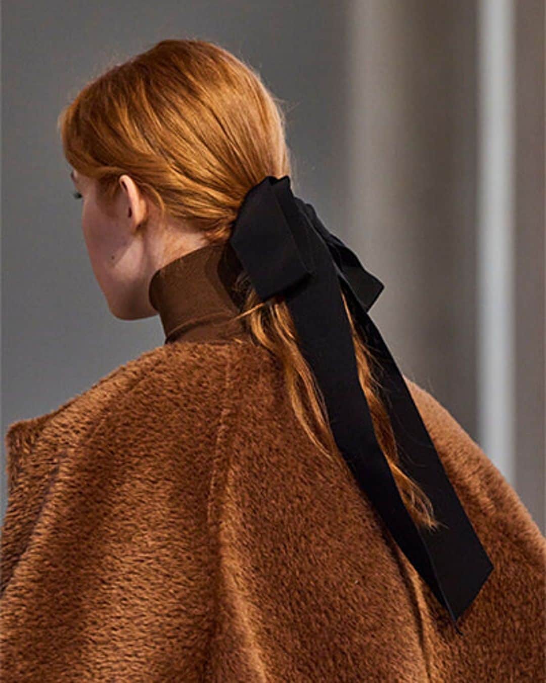 のインスタグラム：「ランウェイで見つけたエッセンシャルなヘアアクセサリーをお届け🖤 2023-24年秋冬シーズンのコレクションで目を奪われたトレンドヘアをピックアップ。今すぐ真似したいと思ったヘアはどれ？  詳細はこちらの記事でチェックして。 https://madamefigaro.jp/beauty/230505-hairstyle-03.html  photography: Spotlight   #hairaccessories #hairstyle #ヘアアクセ #ヘアスタイル」