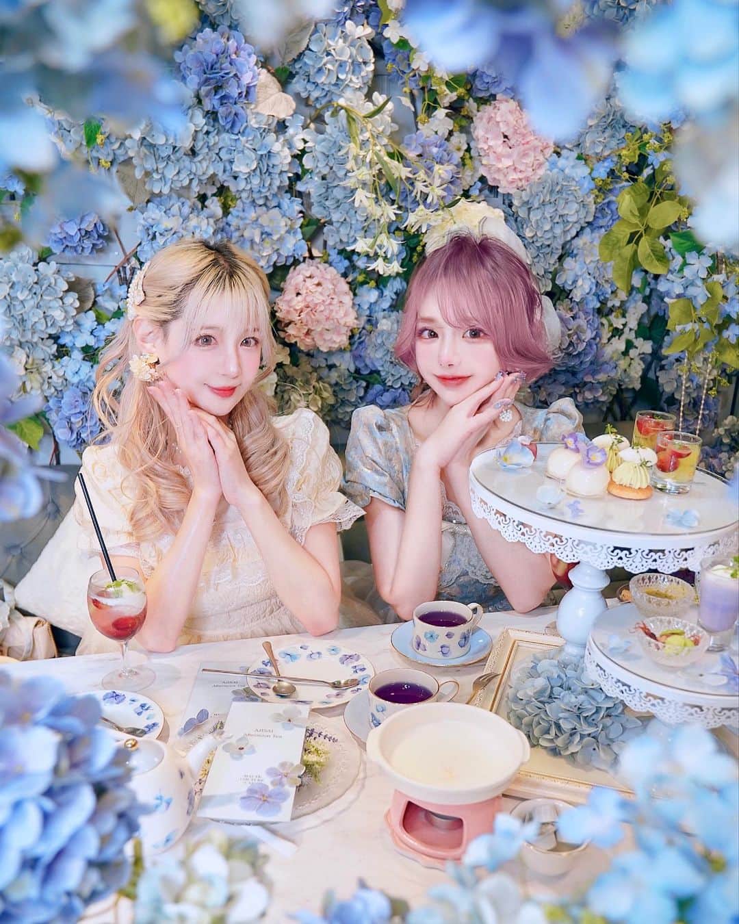 くまくまくまのインスタグラム：「・ この前の紫陽花系アフタヌーンティーはルイスちゃんと行ってきたの🫖✨  いつも優しくてダンスが得意な天使みたいな子👼🏻 @lulumimi233   コーデ合わせて、それにピアスもアジサイをイメージしてお揃いにしたの🦋✨  みんなにとって夏といえば何色かな？🎐  #hautecouturecafe#オートクチュールカフェ#アフタヌーンティー#afternoontea#紫陽花#紫陽花の季節#アジサイ#目黒ランチ#目黒カフェ#目黒グルメ #中目黒スイーツ#中目黒ランチ #中目黒グルメ #中目黒カフェ#カフェ活#カフェ巡り#東京グルメ #映えスイーツ#映えカフェ#映えグルメ#食テロ#映えスポット#雰囲気女子#インスタ映え#ファンタジー#ガーリーコーデ#お揃い#アクセサリー#女子会コーデ#女子会ランチ」