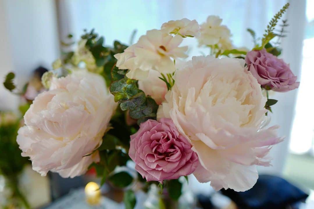 坂本美雨さんのインスタグラム写真 - (坂本美雨Instagram)「大好きな花に囲まれ、一年分の芍薬を味わい、幸せ。。 要一郎さん、ダッフォのひろき、川島さん、ディアフレンズチーム、うみちゃん。 本当にありがとう💖」5月9日 18時43分 - miu_sakamoto