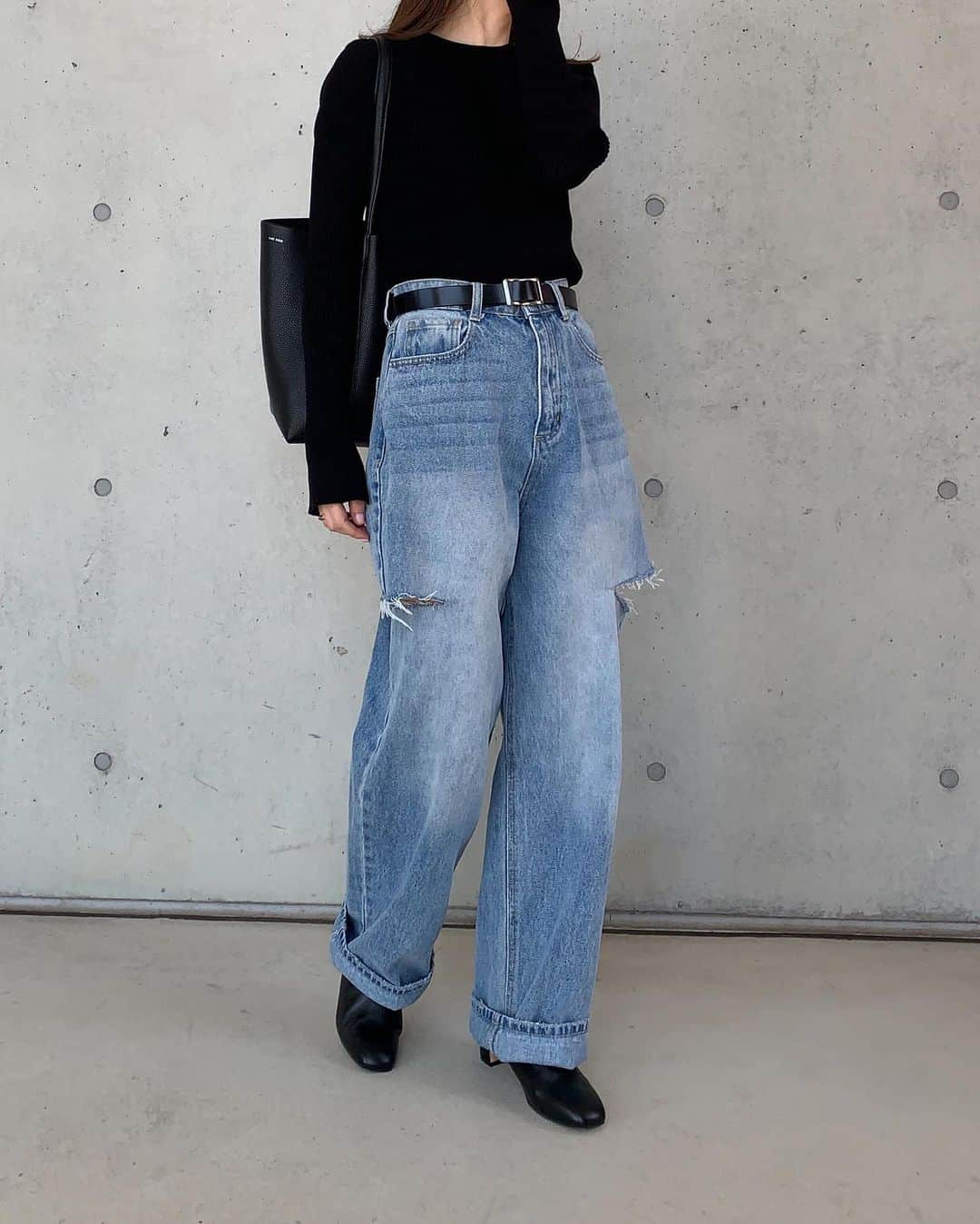 K A O R Iさんのインスタグラム写真 - (K A O R IInstagram)「| simple.👖🖤 ホールがないベルト 自分のウエストに合わせて 不思議とキュッと留まって緩まないの🫢♡︎」5月9日 18時44分 - xokaorixo