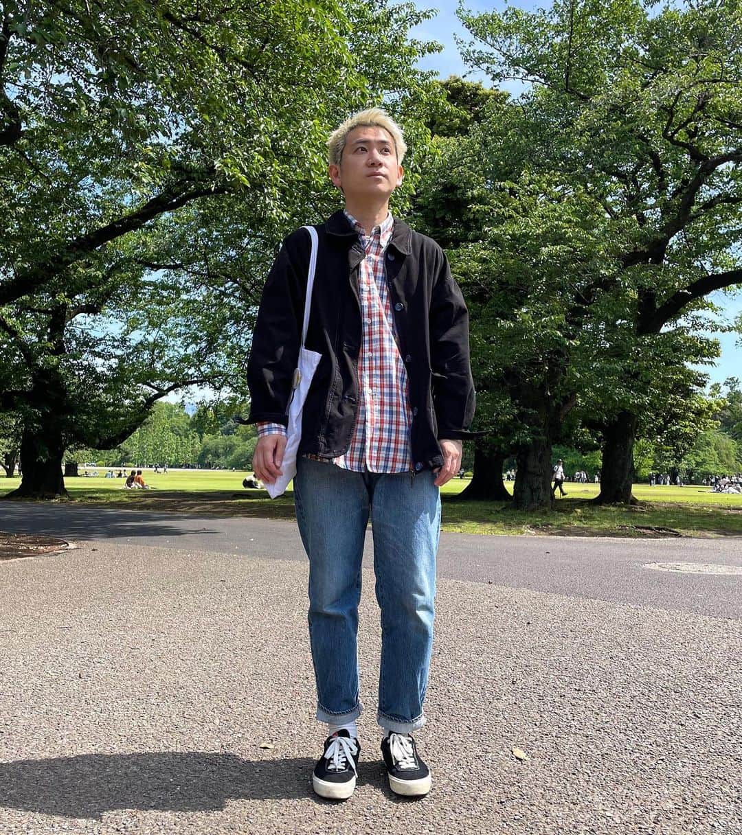 中込悠のインスタグラム：「今日は 『新宿御苑でうっすら迷子になっている人』。  天気が良いので新宿御苑でピクニックしながらネタづくりをしました。僕たちはそういうことをします。開放感から進みがはやかったです。  outer:#used  shirt:#stussy #used  pants:#apresse  shoes:#lastresortab   #古着  #新宿御苑  #ピクニック  #oldstussy  #ootd  #エレガント人生中込  #エレガント人生」