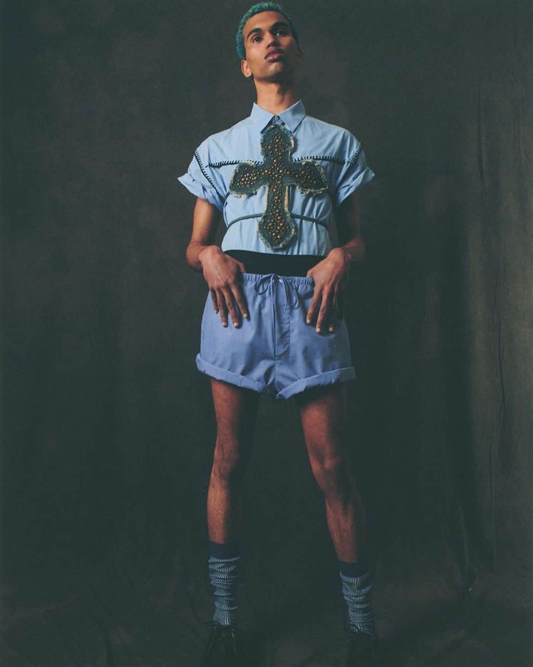エムエスジーエムのインスタグラム：「TALKING HEADS: @THEGREATESTMAGAZINE features the poplin cotton shirt from the #MSGMSS23 Men’s Collection 💙 @MassimoGiorgetti」