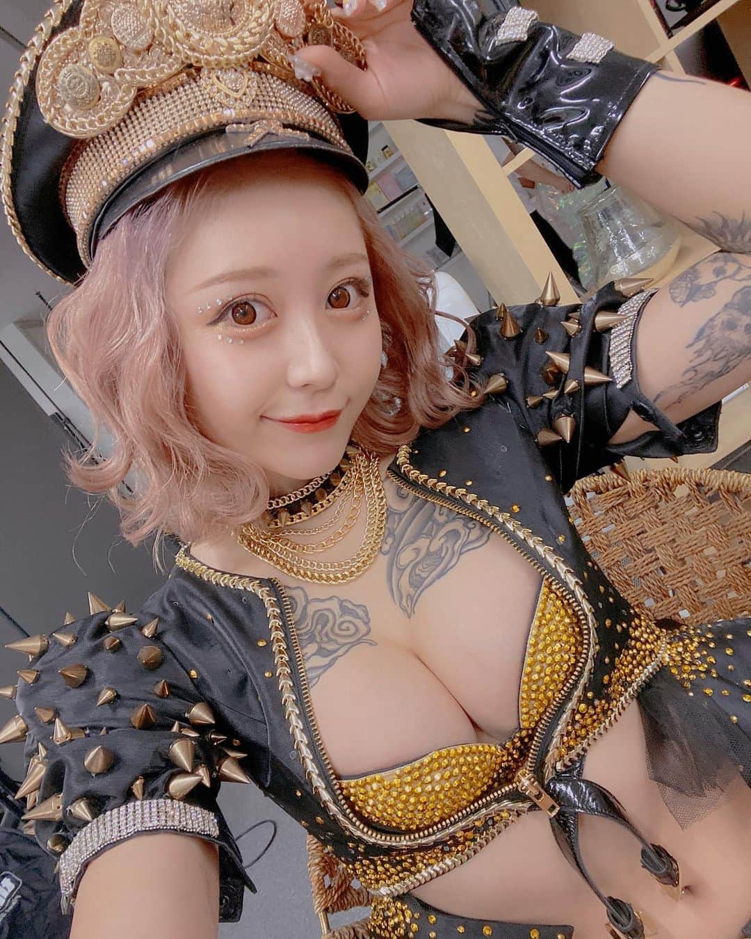 みなのインスタグラム：「今日はYouTubeの撮影のあと ランカとパチンコにきました。 9000円まけました。 つらいです。 毎日投稿の日記。📓」