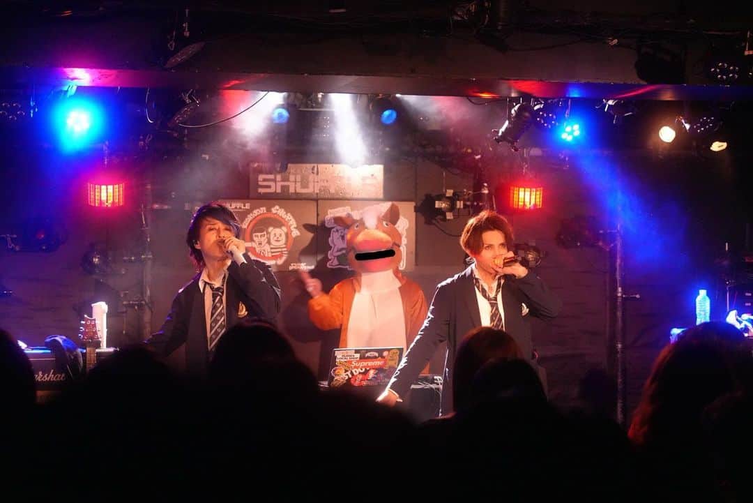 遠藤一馬のインスタグラム：「そうそう、ライブ日程は7/21(金)に決まりました！  詳細は5/24の生配信の時にでも追って報告しまーす！  とりあえず日にちだけ先に 空けといてね😉  #live #おっさんだけど #制服」