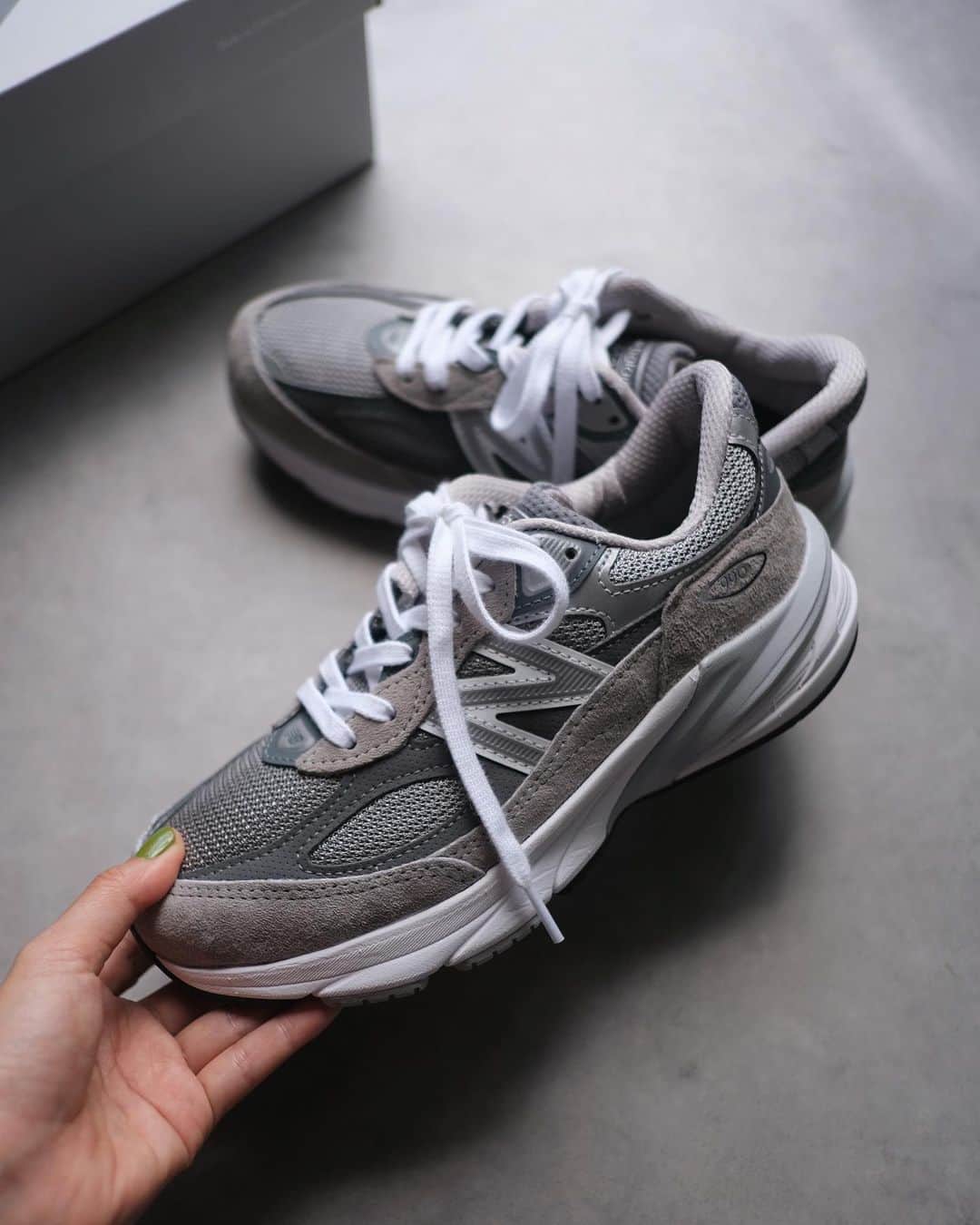 猪鼻ちひろのインスタグラム：「perfect kicks👟💯💘 は〜〜〜〜〜かっわい。。。。🤦‍♀️🤍 New Balance 990v6 Grey   @newbalance × @cenci_official で初おろしday👖 (毎日履きすぎデニムさん。これにスラックスも合わせたい)  ネイルはセルフで重ねた緑ちゃんだよ〜🌿 @nailsinc.jp → @rihka_official です #ちひろのお洋服 #猪鼻ネイル #newbalance990v6 #990v6」