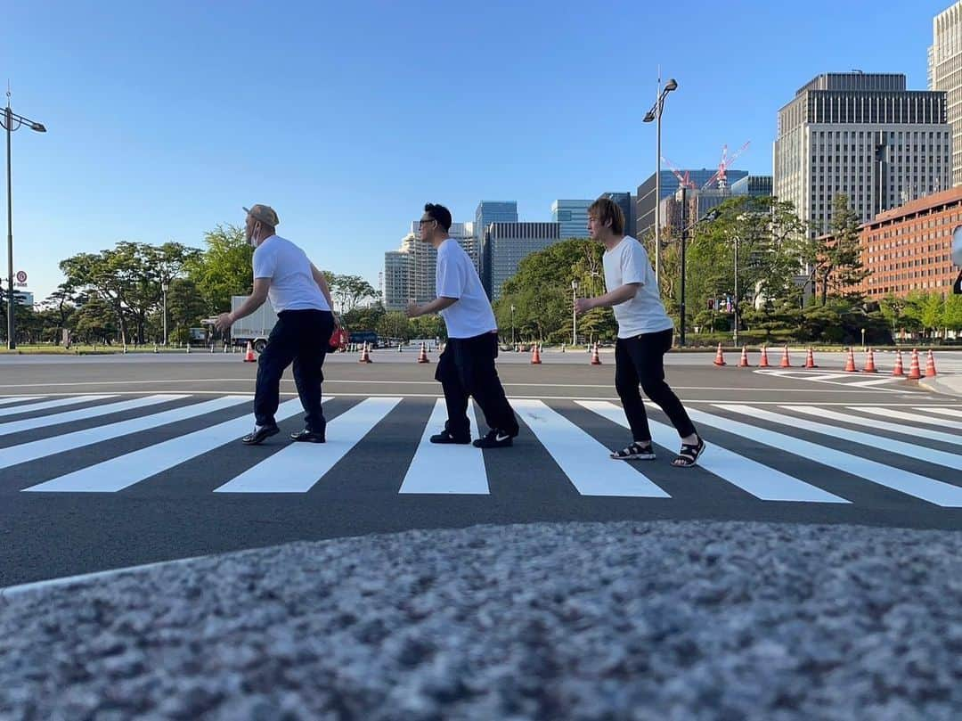 毛利大亮さんのインスタグラム写真 - (毛利大亮Instagram)「劇場の空き時間に皇居散歩 くーさんと松田さんと！ アビーロードやろ！てなってやりましたが、こんな前傾ちゃうで、クーさん‼️ 楽し楽し散歩！ パワーもらいました‼️ Second頑張ります‼️ #野生爆弾 #くっきーさん #ハイキングウォーキング松田さん #ギャロップ #ザセカンド #POW！」5月9日 18時39分 - daisukemouri