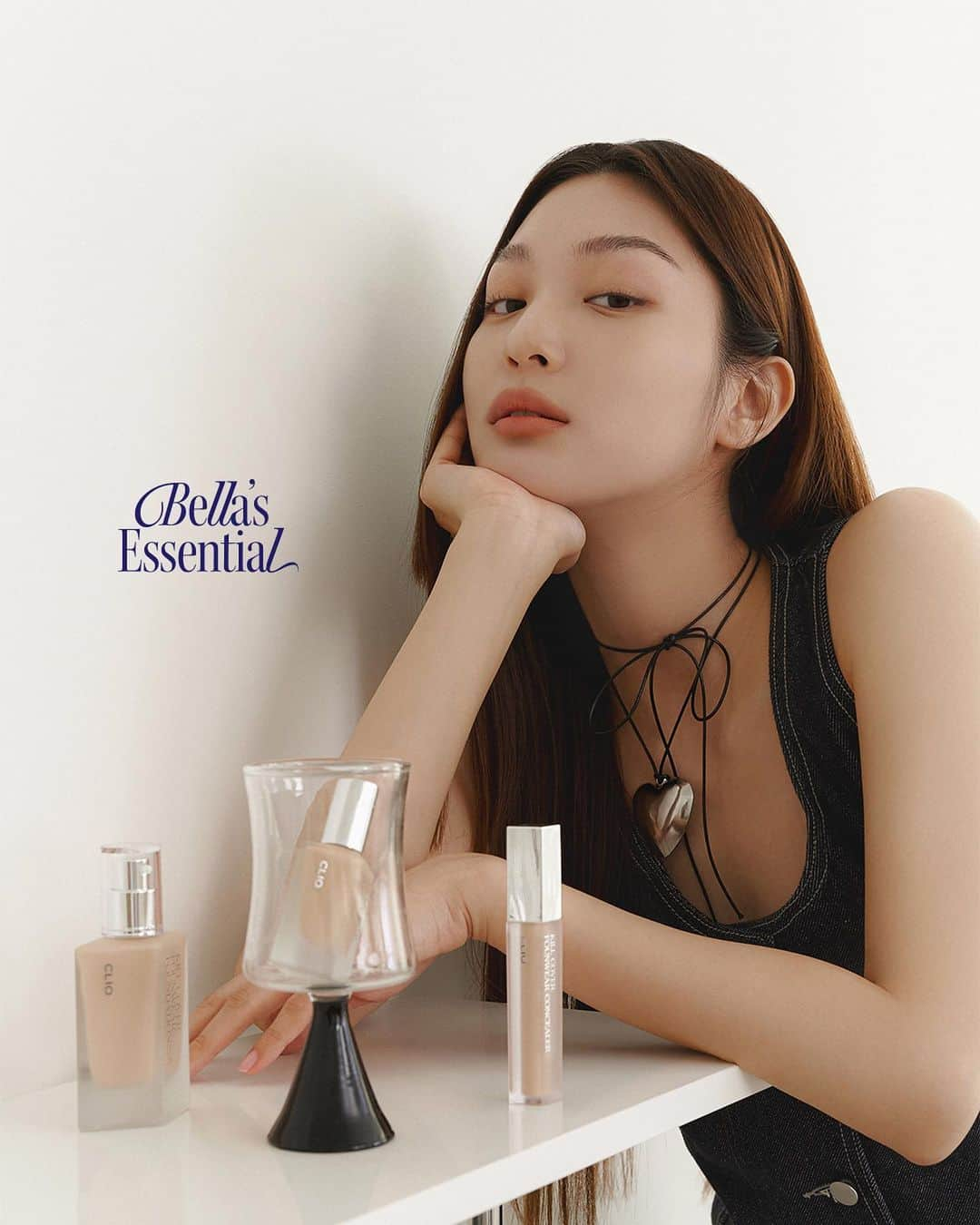 클리오 CLIO officialさんのインスタグラム写真 - (클리오 CLIO officialInstagram)「촬영 전 Essential, Bella’s Essential🖤  촬영 전 필수템 두 가지,  킬 커버 파운웨어 파운데이션 & 파운웨어 컨실러  숨쉬듯 가볍게 발리면서 커버력은 유지하는 신제품👀  ❝제가 가진 피부 결을 살리면서, 신경쓰이는 스팟은 확실하게 커버해주는 클리오의 킬 커버는 제 촬영 전 필수템이에요.❞  BELLA’S ESSENTIAL MAKE - UP ✷ 𝐊𝐈𝐋𝐋 𝐂𝐎𝐕𝐄𝐑 𝐅𝐎𝐔𝐖𝐄𝐀𝐑 𝐋𝐈𝐍𝐄-𝐔𝐏 ✓ 킬 커버 파운웨어 파운데이션 #04 진저 (ginger) mini ver ✓ 킬 커버 파운웨어 컨실러 #03 리넨 (linen)  ✷ 𝐋𝐈𝐏 & 𝐄𝐘𝐄 𝐌𝐀𝐊𝐄 - 𝐔𝐏  ✓ 킬 브로우 오토 하드 브로우 펜슬 #01 내추럴 브라운 ✓ 킬 래쉬 수퍼프루프 마스카라 #00 깔끔픽싱  숨쉬듯, 가볍게 요즘 커버 - 킬 커버 파운웨어 라인업을 만나보세요!  ✅ 5월 한달 간 올리브영 온.오프라인에서 30% OFF  -  CLIO Woo Young (@bella_w.young)’s essentials 𝗞𝗜𝗟𝗟 𝗖𝗢𝗩𝗘𝗥 𝗙𝗢𝗨𝗡𝗪𝗘𝗔𝗥 𝗟𝗜𝗡𝗘 - 𝗨𝗣  ✷ 𝙉𝙀𝙒 Kill Cover Founwear Foundation (mini version) ✷ 𝙉𝙀𝙒 Kill Cover Founwear Concealer  ✚  LIP & EYE MAKE - UP ✓ KILL BROW QUTO HARD BROW PENCIL #01 NATURAL BROWN ✓ KILL LASH SUPERPROOF MASCARA #00 SLIM - FIXING  #클리오 #CLIO #クリオ #킬커버 #킬커버파운웨어파운데이션 #파운데이션 #킬커버파운웨어컨실러 #컨실러 #thatgirl #kbeauty #makeup #foundation #concealer」5月9日 18時39分 - clio_official