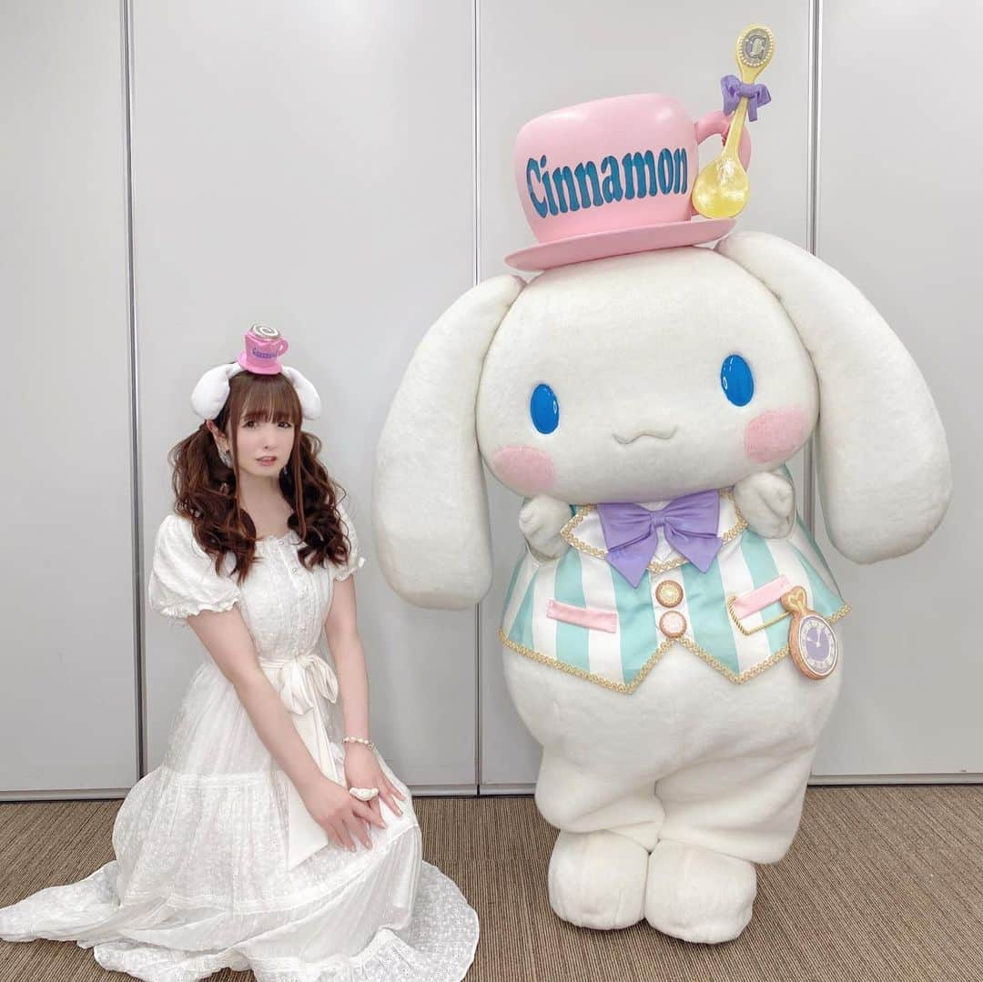 伊藤芽衣さんのインスタグラム写真 - (伊藤芽衣Instagram)「Kawaii☆Festa produced by Kawaii☆Stars @天王寺MIO ⁡ 5月3日の最終日は、 ⁡ なんと…！ シナモンくんが カワスタに💕 ⁡ 夢のような時間でした♡ ⁡ カワスタ×シナモンコラボアクセサリーの 再販もあり♡ ⁡ 最終日まで、 たくさんの方が 駆けつけてくださって… ⁡ 大盛況で、 はじめての大阪遠征は おわりました♡ ⁡ めいちも、 シナモンくんと お写真撮っていただいたよ♡ ⁡ ファッションショー インスタライブも、 グリーティングも ⁡ シナモンくんは ほんとにアイドル！ ⁡ 会うたびに 大好きになります♡ ⁡ こどもの頃から かわいいものが 大好きなわたしにとって、 ⁡ このような形で サンリオさまとお仕事を させていただいて、 シナモンくんと共演させていただいて。 ⁡ またひとつ夢が叶った瞬間でした♡ ⁡ 夢のような時間と 空間をありがとうございました♡  @kawaii__stars  @tennojimio_official  ⁡ #カワスタ #カワイイフェスタ #天王寺mio #天王寺ミオ #シナモロール #シナモロールコラボ #サンリオ #sanrio」5月9日 18時40分 - itoumei