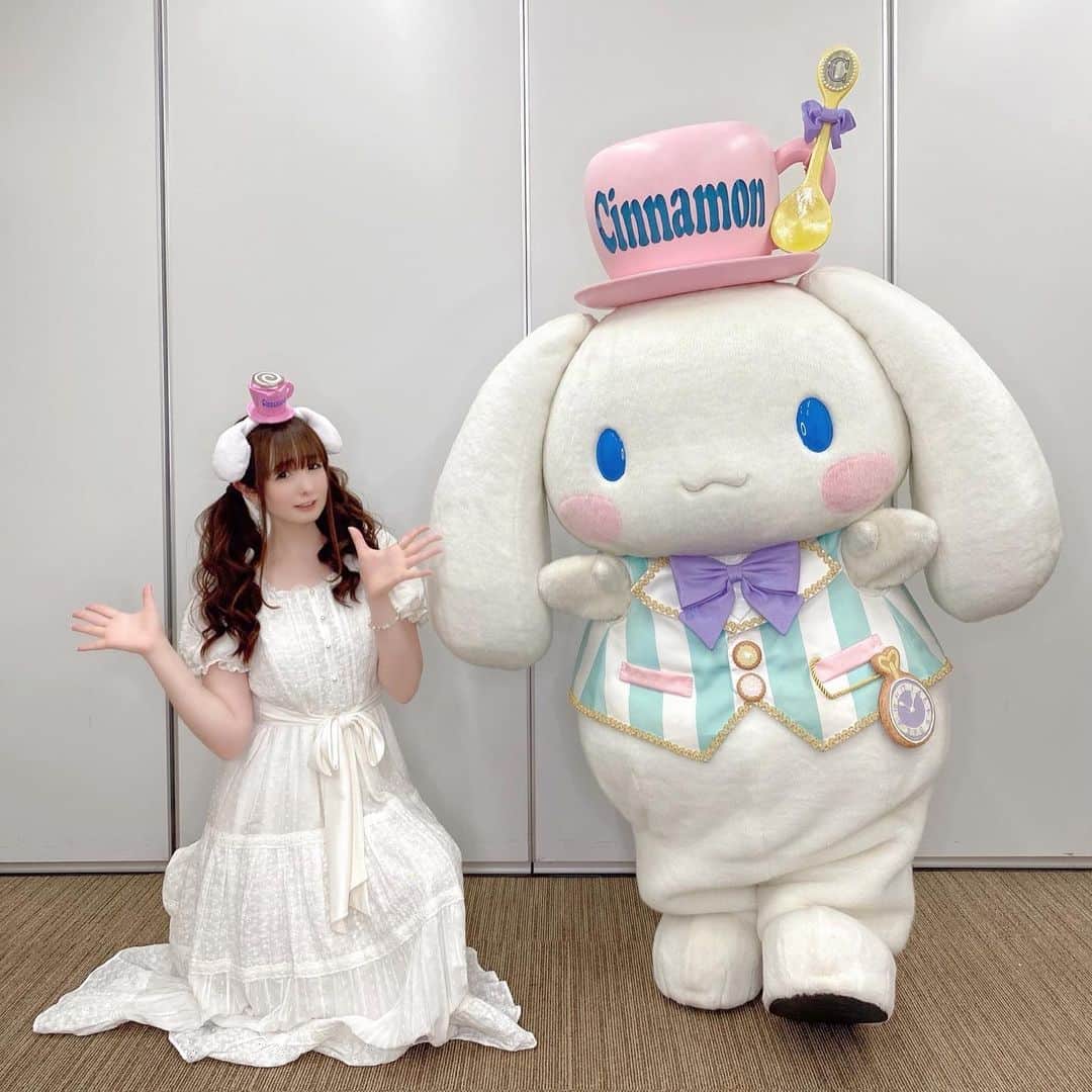 伊藤芽衣のインスタグラム：「Kawaii☆Festa produced by Kawaii☆Stars @天王寺MIO ⁡ 5月3日の最終日は、 ⁡ なんと…！ シナモンくんが カワスタに💕 ⁡ 夢のような時間でした♡ ⁡ カワスタ×シナモンコラボアクセサリーの 再販もあり♡ ⁡ 最終日まで、 たくさんの方が 駆けつけてくださって… ⁡ 大盛況で、 はじめての大阪遠征は おわりました♡ ⁡ めいちも、 シナモンくんと お写真撮っていただいたよ♡ ⁡ ファッションショー インスタライブも、 グリーティングも ⁡ シナモンくんは ほんとにアイドル！ ⁡ 会うたびに 大好きになります♡ ⁡ こどもの頃から かわいいものが 大好きなわたしにとって、 ⁡ このような形で サンリオさまとお仕事を させていただいて、 シナモンくんと共演させていただいて。 ⁡ またひとつ夢が叶った瞬間でした♡ ⁡ 夢のような時間と 空間をありがとうございました♡  @kawaii__stars  @tennojimio_official  ⁡ #カワスタ #カワイイフェスタ #天王寺mio #天王寺ミオ #シナモロール #シナモロールコラボ #サンリオ #sanrio」