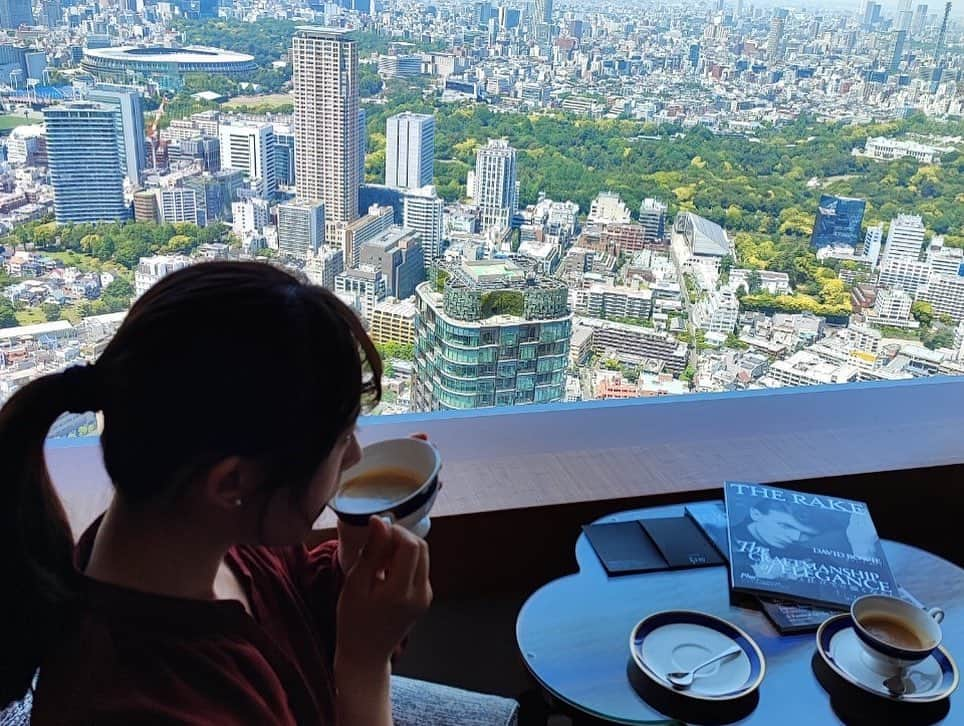 上野瑚子さんのインスタグラム写真 - (上野瑚子Instagram)「ゴールデンウィークは近場ホテルステイ🌙withお気に入りのぬいぐるみ  クラブラウンジだったから食べまくり😋  #ホテルステイ #ホカンス #リッツカールトン #リッツカールトン東京 #六本木 #赤坂 #gw #ゴールデンウィーク #ritzcarlton #ritzcarltontokyo」5月9日 18時41分 - koko08_xx