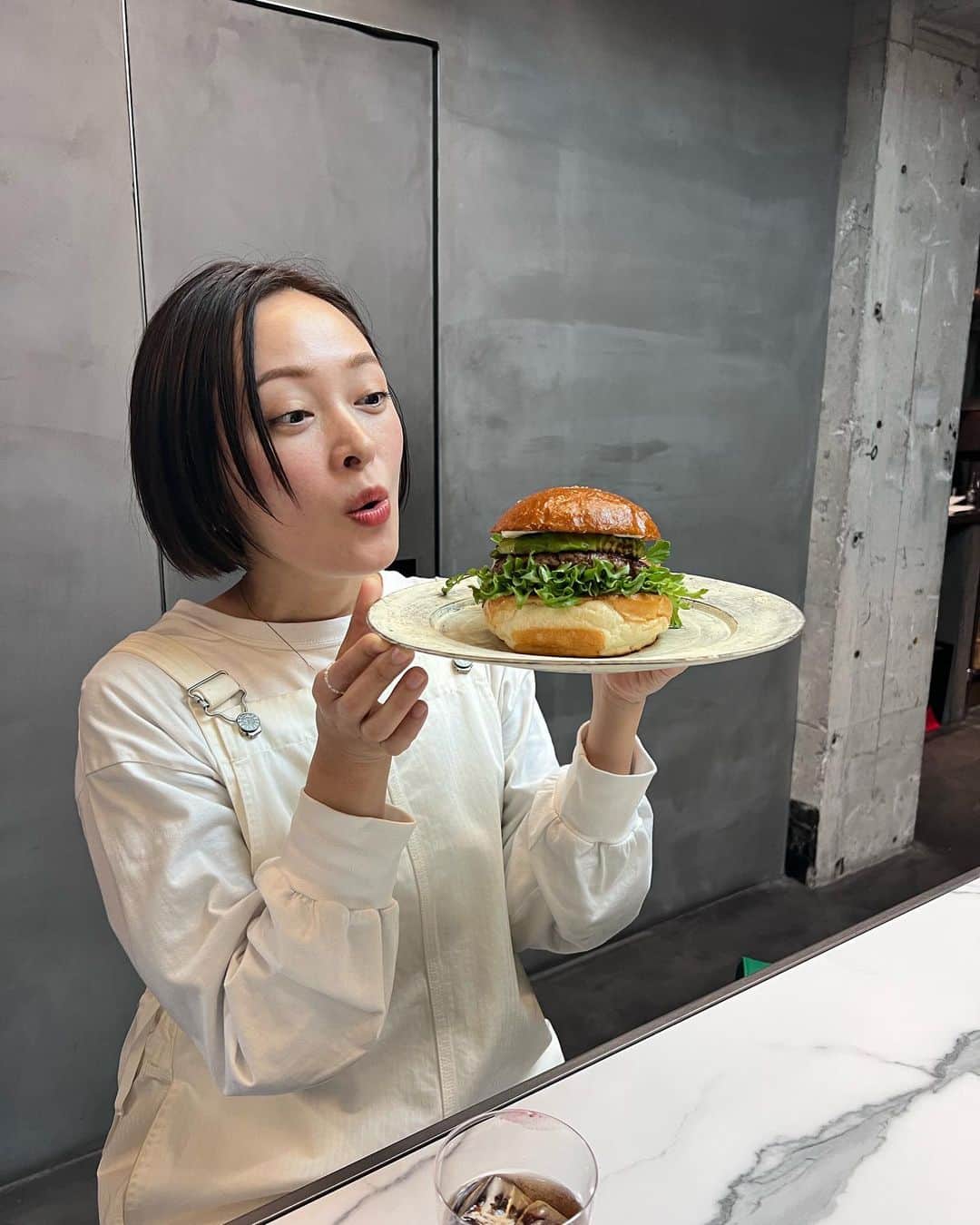 市井紗耶香さんのインスタグラム写真 - (市井紗耶香Instagram)「食の好みが合う人と食べるバーガーは 何倍もおいしい♪  ようやく食べれた♡ 美味しすぎた…‼︎  Thank you🍔💕  #wagyumafiadistrict」5月9日 18時45分 - sayakaichii