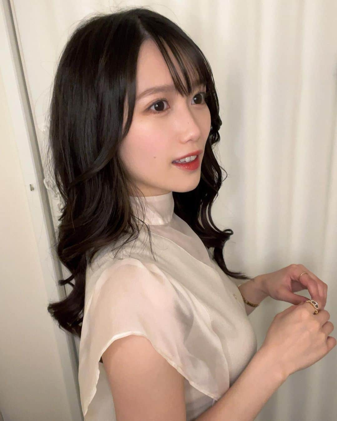 加藤里保菜さんのインスタグラム写真 - (加藤里保菜Instagram)「_  今日もこの服を着てる  なぜかと言うとね。 黒じゃない服着たらね、 うちの父が大層喜びまして……  褒めてもらったもんだから私も嬉しくて  いい女な気分になるし ウエスト絞れてると 体型気にしなきゃいかんのぉとか 意識がいくからいいんです  あ、気づいちゃいましたか？ 実はエクステも付け替えたので さらにきゃわきゃわ爆破パーティなワケ！  wistell渋谷のまさきさん ありがとうございました☺︎  じゃあね  #エクステ #ヘアエクステ #ロングヘア」5月9日 18時45分 - rihonyan103