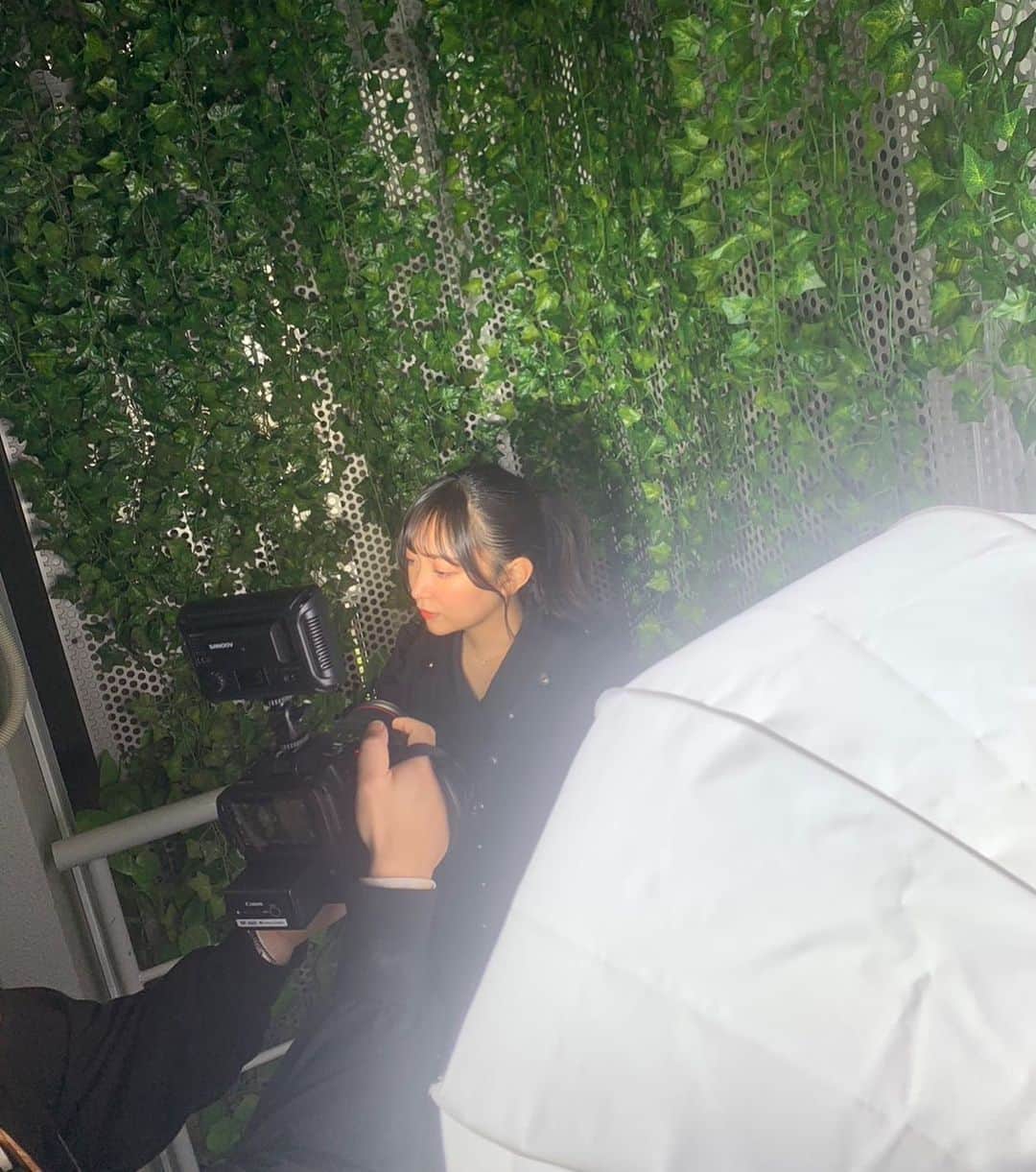 のインスタグラム：「次の曲のMV撮影 少しずつ進んでいます🎥✨ ° お楽しみにしていただけると 嬉しいです💡💡 ° #バグベア神曲また作ったってよ  #バグ神」