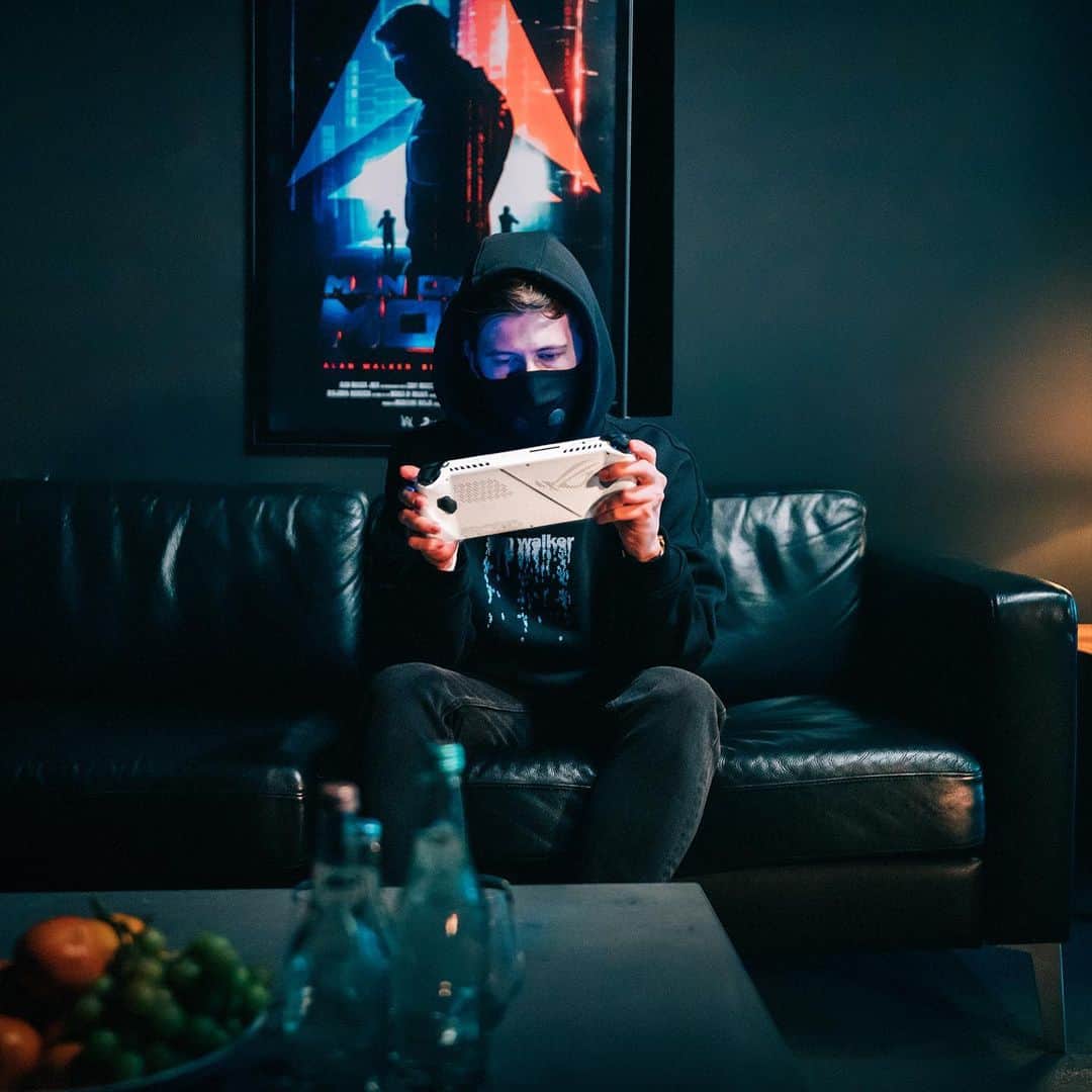 アラン・ウォーカーのインスタグラム：「I am excited for some gaming while on the move! Can't wait for #ROGALLY   #ROGALANWALKER #playALLYourgames」