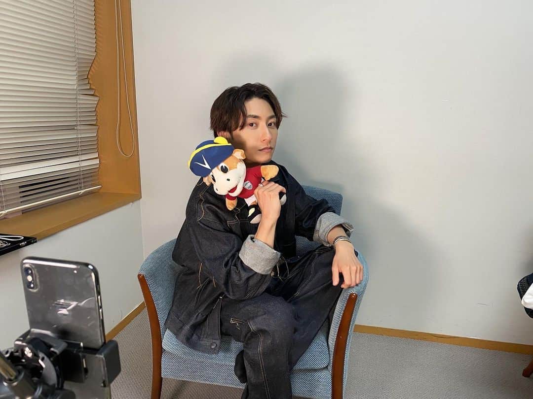 與真司郎のインスタグラム：「みなさん、こんばんは😃 カトシバです👍  兵庫公演、愛知公演にお越しいただいたみなさま、 ありがとうございましたー✨  次は、北海道公演です🥺 会場でお待ちしております🫡  #與真司郎 #SHINJIROATAE #カトシバメセン #TS2023 #生配信中にパシャリ #デニムのセットアップシリーズ #本当に何を着ても似合いすぎてます #福岡公演でもハグができることになりました👏」