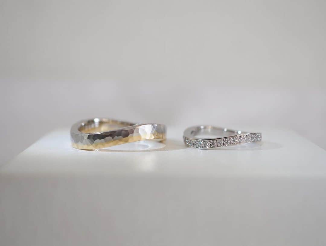 のインスタグラム：「Pt900&K18YG / marriage ring  マリッジリング(結婚指輪)の製作。 女性はウェーブしたデザインにダイヤモンドを入れたハーフエタニティリング。 男性はプラチナとゴールド2つの素材を使い、表面を叩き加工で仕上げています。  【POP-UP SHOP】 5月23日(火)〜5月29日(月) そごう横浜店 B1アクセサリー売場 スペースbyテアトロ  #tsuneokajewelry#結婚指輪#マリッジリング#オーダーメイド#エタニティリング#ダイヤモンド#ジュエリー」