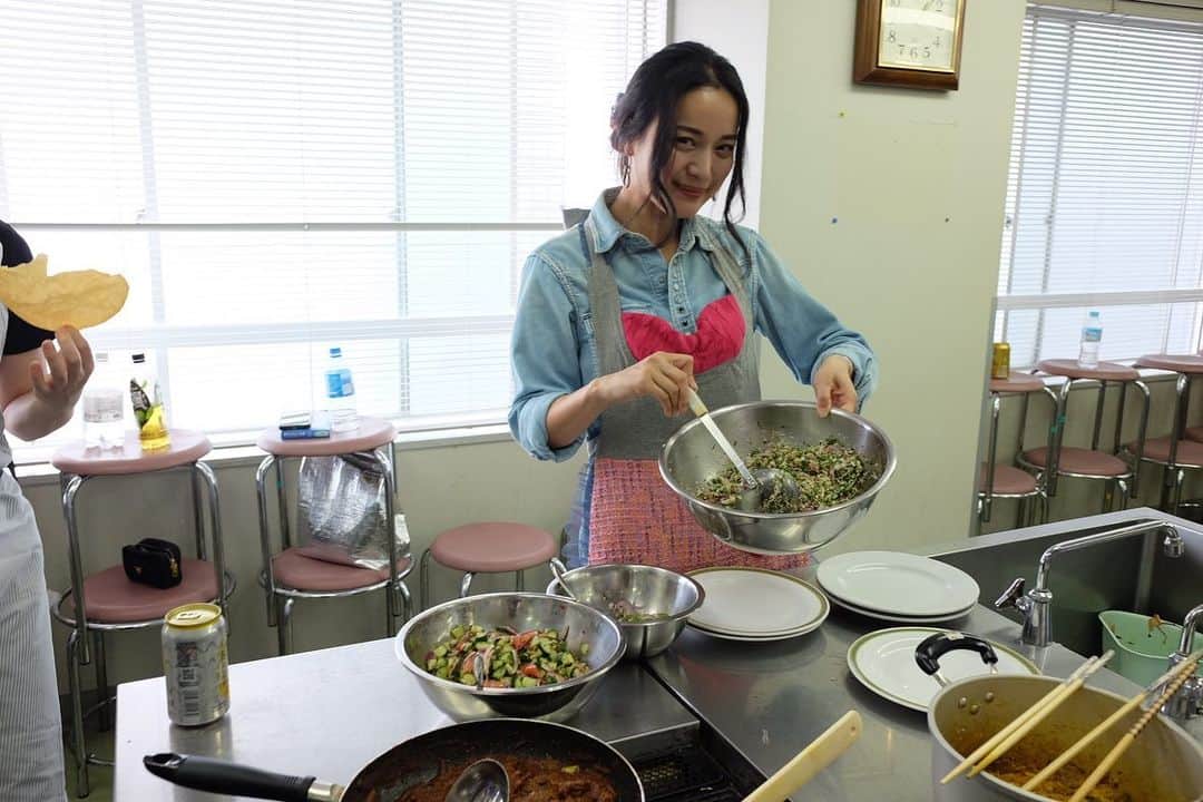 北川富紀子さんのインスタグラム写真 - (北川富紀子Instagram)「@kinglionsri スリランカカレー🇱🇰🍛KING LIONのシェフ、アミラさんによる料理教室に参加してきました！楽しかったです💕 . . 「めっちゃくちゃ頑張ってこんなにたくさん作っちゃいました♡」風に撮ってもらったけど、 . . この日わたしがめっちゃくちゃ頑張ったのは、料理の記録係とお皿洗いとニンニクの皮を4欠片ほど剥いたぐらいです🥹✨ . . . その理由は長くなるので後でお話しするとして… . . . いつも美味しい本場のスリランカ料理と楽しいイベントを開催している @kinglionsri の料理教室に参加させて頂いたのは今回がお初でしたが、 . みんなでビールやワインを持ち寄ったりしながらわいわいお料理(されていらっしゃるのを見守ったり)して、とっても楽しかったです！✨  ありがとうございました❤️🙏 . . . . . . . . さてさて、 . . なんで記録係＆ニンニクの皮剥きに徹したかというお話しです。 . . . なにを隠そうこのわたくし、調理実習でカレーを作って以来『料理教室』というものにトラウマがありまして… . . 小1ぐらいから兄妹みんな自分のご飯は各々自分で料理して食べるシステムで育った私は、  小5の家庭科の調理実習で  「 #映え知らず料理 」  なんて言葉は想像もつかないほど自信満々で野菜を切ったりなんやかんやと積極的に動いて  『先生、北川、料理、できます』アピールに励んでいた時にあの事件が起きました… . . . 自信満々の小5の北川が水の分量を先生に確認しに行ったところ、  「家で食べるカレーと同じ分量の水を入れて」 . と予想外の答えが返ってきたことに戸惑い… . . . 家のカレーを思い出して水を入れていると、隣のテーブルから担任の先生が鬼の形相で飛んできて . 「そんなしゃばしゃばのカレー誰が食うねん！！！！」 . . と教室中に響き渡る声で ブチ切れたのです . . . . え？？？？？？ . . . 「こんなしゃばしゃばのカレー！見たことあるんか！！こんなんカレーちゃわ！ふざけんなっ！」 . . . . え？？？？？？ . うちのカレーいつもこうやけど… . . え？？？？？？  もっと水足した方がいいかなと思ってたけど… . . . え？？？？？？  わからへんからわざわざ聞きにいきましたけど… . . . . え？？？？？？  家のカレーと同じようにって言ったんは貴女ですけど… . . . . え？？？？？？  もしかしてお母さんが作ってたカレーはよそ様の家庭とは違ってたん…？ . . . . え？？？？？？  生まれてこの方一生これぐらいシャバシャバのカレー食べ続けて生きてきてますって主張すべき……？ . . いや？？？？？ もしかしてそんなこと言ったらうちのお母さんが【我が子にシャバシャバのカレーを食べさせてる親』だというレッテルを貼られる………？？？？？ . . (割愛) . . . というわけで  「どうやら我が家の料理はよそ様とは違うらしい。」  という事実を顔から火が噴き出すような恥ずかしさを隠しつつその胸の痛みをもってみんなの前で学んだそのトラウマが乗り越えられてなくて . . . 今回はみなさんのカレーがしゃばしゃばにならない様に、 . . . ただひたすら記録係として ひっそりと息を潜めておったのでした。 . . . . . 料理をつくらない料理教室は、 あの時のトラウマを払拭出来るぐらいめっちゃ楽しかったです。 🥹✨ . . . . . #kinglionsri #キングライオン #スリランカカレー #溝の口 #料理教室」5月9日 18時49分 - tokiko_kitagawa_