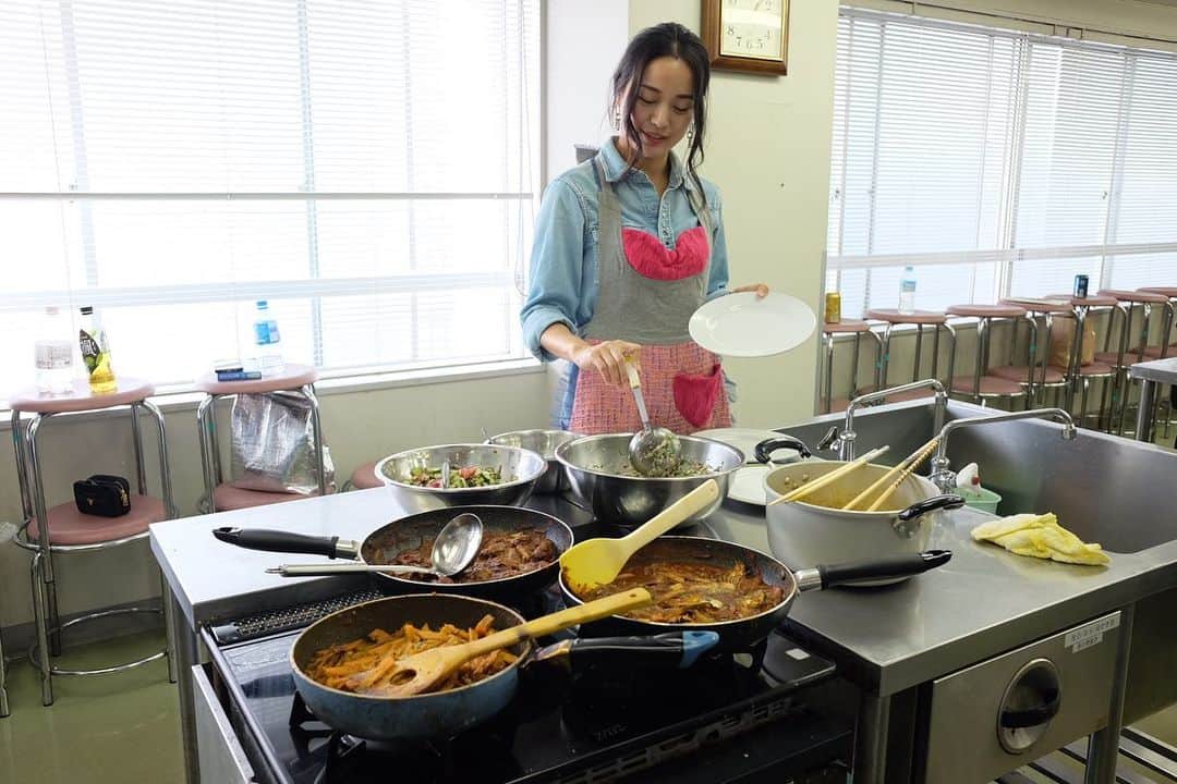 北川富紀子さんのインスタグラム写真 - (北川富紀子Instagram)「@kinglionsri スリランカカレー🇱🇰🍛KING LIONのシェフ、アミラさんによる料理教室に参加してきました！楽しかったです💕 . . 「めっちゃくちゃ頑張ってこんなにたくさん作っちゃいました♡」風に撮ってもらったけど、 . . この日わたしがめっちゃくちゃ頑張ったのは、料理の記録係とお皿洗いとニンニクの皮を4欠片ほど剥いたぐらいです🥹✨ . . . その理由は長くなるので後でお話しするとして… . . . いつも美味しい本場のスリランカ料理と楽しいイベントを開催している @kinglionsri の料理教室に参加させて頂いたのは今回がお初でしたが、 . みんなでビールやワインを持ち寄ったりしながらわいわいお料理(されていらっしゃるのを見守ったり)して、とっても楽しかったです！✨  ありがとうございました❤️🙏 . . . . . . . . さてさて、 . . なんで記録係＆ニンニクの皮剥きに徹したかというお話しです。 . . . なにを隠そうこのわたくし、調理実習でカレーを作って以来『料理教室』というものにトラウマがありまして… . . 小1ぐらいから兄妹みんな自分のご飯は各々自分で料理して食べるシステムで育った私は、  小5の家庭科の調理実習で  「 #映え知らず料理 」  なんて言葉は想像もつかないほど自信満々で野菜を切ったりなんやかんやと積極的に動いて  『先生、北川、料理、できます』アピールに励んでいた時にあの事件が起きました… . . . 自信満々の小5の北川が水の分量を先生に確認しに行ったところ、  「家で食べるカレーと同じ分量の水を入れて」 . と予想外の答えが返ってきたことに戸惑い… . . . 家のカレーを思い出して水を入れていると、隣のテーブルから担任の先生が鬼の形相で飛んできて . 「そんなしゃばしゃばのカレー誰が食うねん！！！！」 . . と教室中に響き渡る声で ブチ切れたのです . . . . え？？？？？？ . . . 「こんなしゃばしゃばのカレー！見たことあるんか！！こんなんカレーちゃわ！ふざけんなっ！」 . . . . え？？？？？？ . うちのカレーいつもこうやけど… . . え？？？？？？  もっと水足した方がいいかなと思ってたけど… . . . え？？？？？？  わからへんからわざわざ聞きにいきましたけど… . . . . え？？？？？？  家のカレーと同じようにって言ったんは貴女ですけど… . . . . え？？？？？？  もしかしてお母さんが作ってたカレーはよそ様の家庭とは違ってたん…？ . . . . え？？？？？？  生まれてこの方一生これぐらいシャバシャバのカレー食べ続けて生きてきてますって主張すべき……？ . . いや？？？？？ もしかしてそんなこと言ったらうちのお母さんが【我が子にシャバシャバのカレーを食べさせてる親』だというレッテルを貼られる………？？？？？ . . (割愛) . . . というわけで  「どうやら我が家の料理はよそ様とは違うらしい。」  という事実を顔から火が噴き出すような恥ずかしさを隠しつつその胸の痛みをもってみんなの前で学んだそのトラウマが乗り越えられてなくて . . . 今回はみなさんのカレーがしゃばしゃばにならない様に、 . . . ただひたすら記録係として ひっそりと息を潜めておったのでした。 . . . . . 料理をつくらない料理教室は、 あの時のトラウマを払拭出来るぐらいめっちゃ楽しかったです。 🥹✨ . . . . . #kinglionsri #キングライオン #スリランカカレー #溝の口 #料理教室」5月9日 18時49分 - tokiko_kitagawa_
